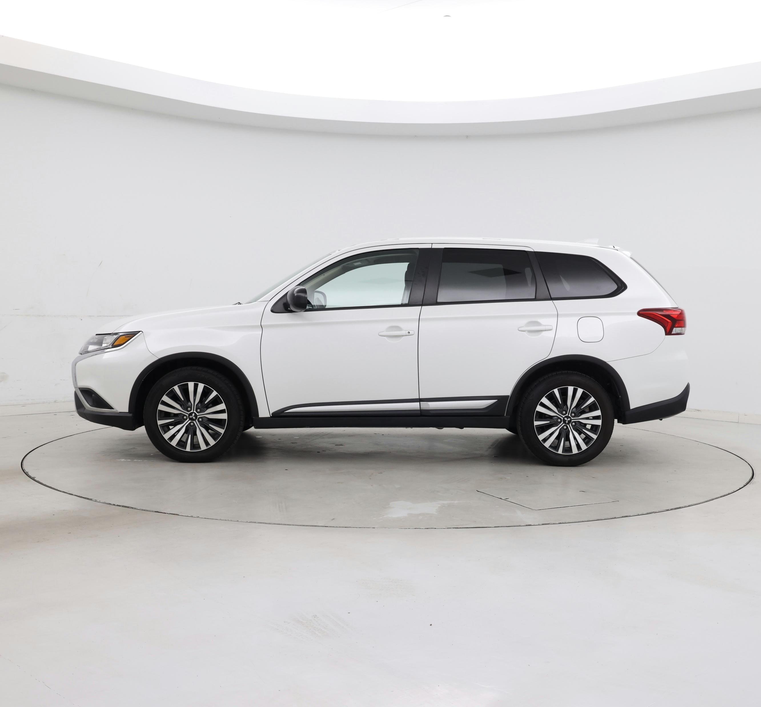 Thumbnail: 2020 Mitsubishi Outlander - 3