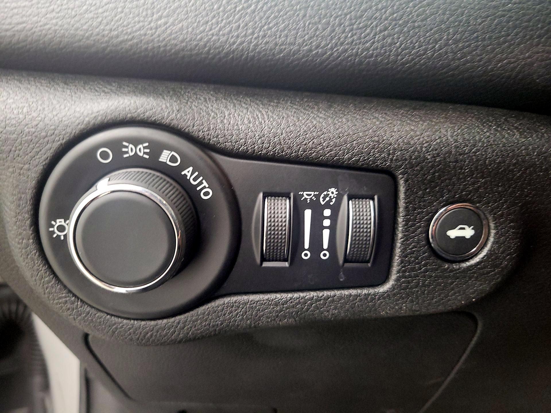 Thumbnail: 2015 Chrysler 200 - 13