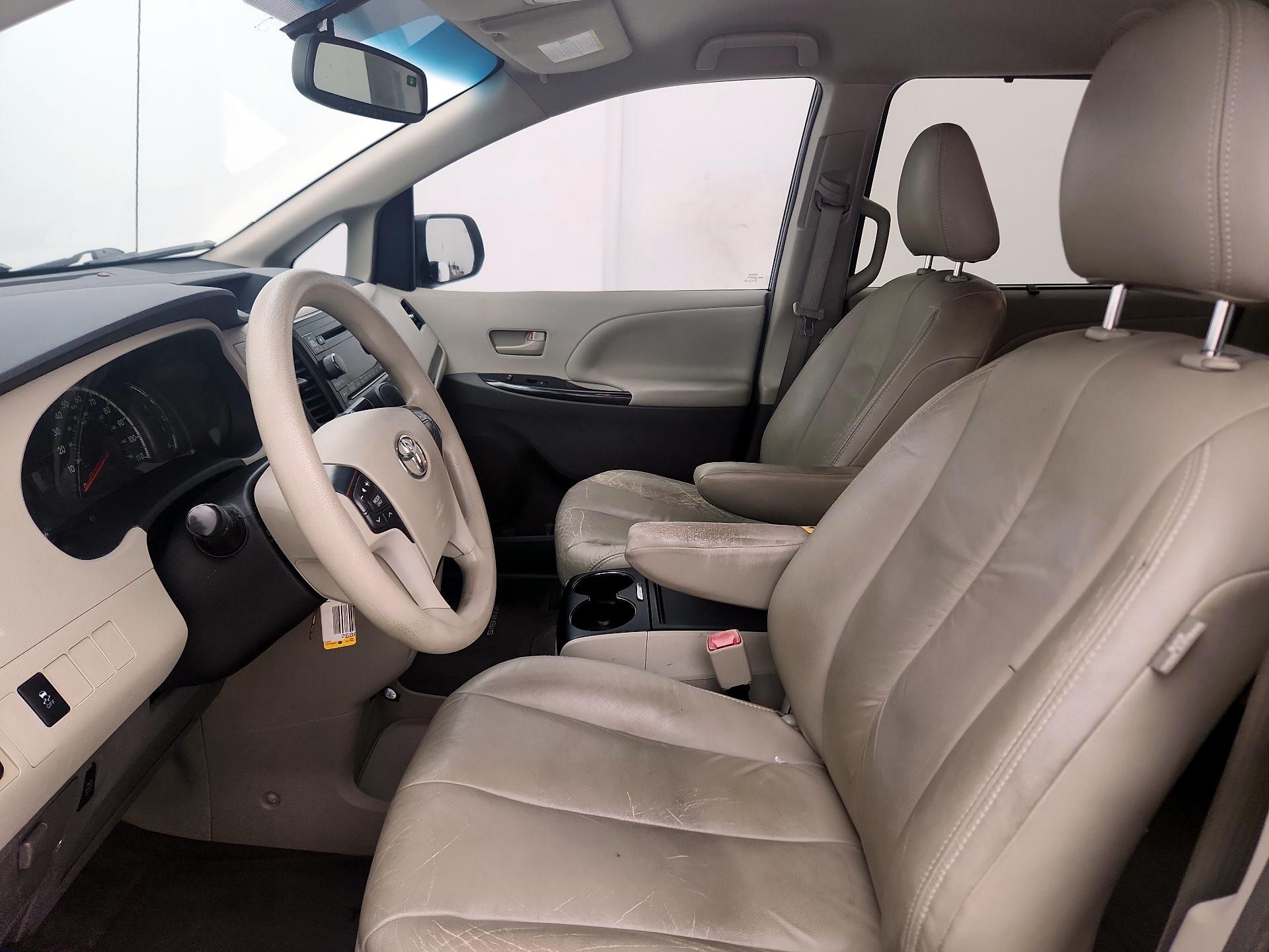 Thumbnail: 2014 Toyota Sienna - 11