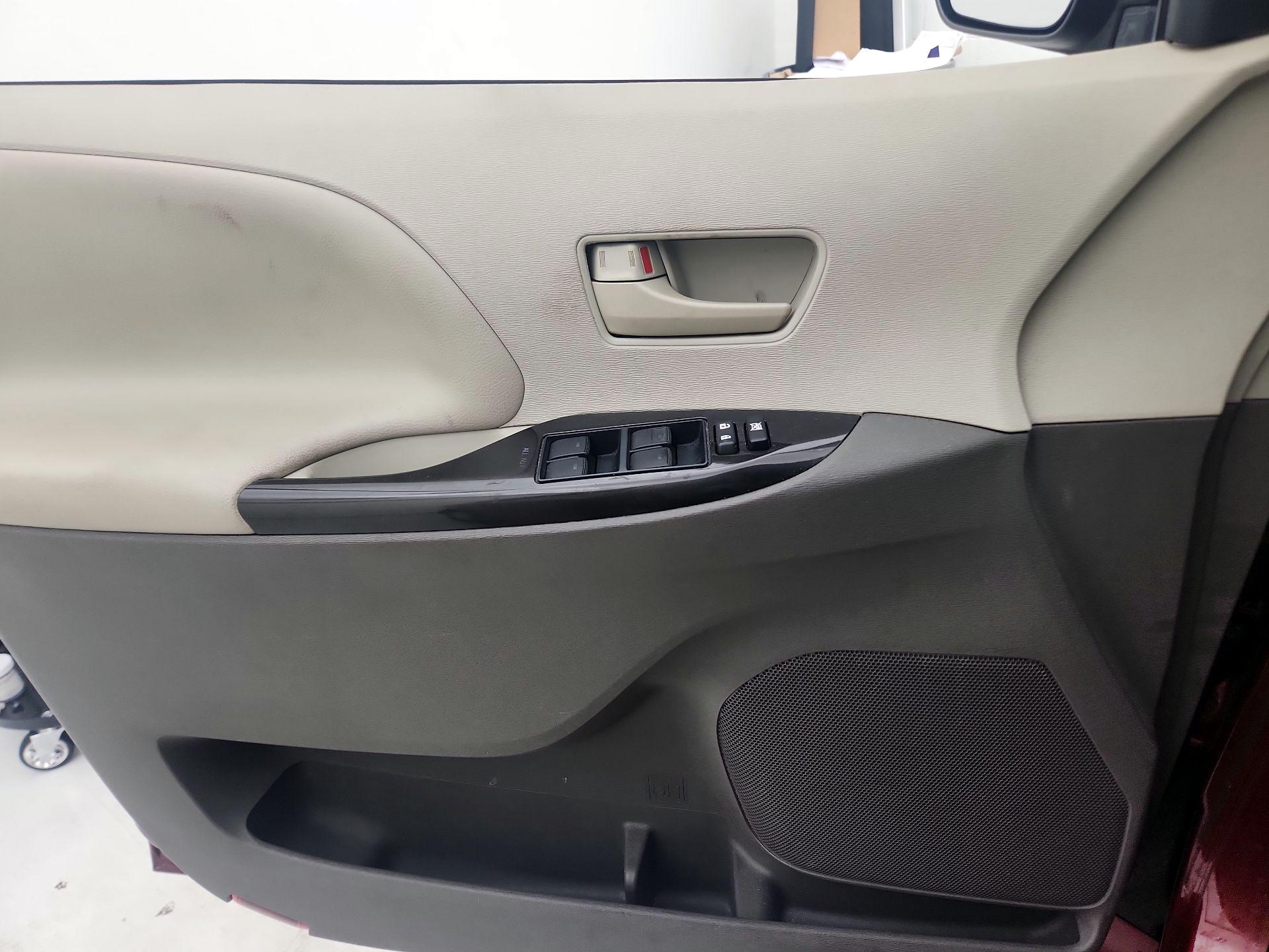 Thumbnail: 2014 Toyota Sienna - 12