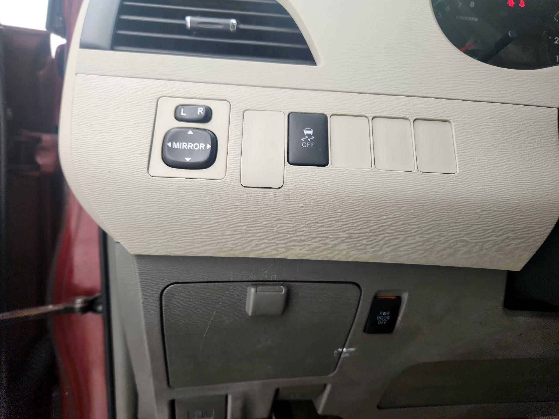 Thumbnail: 2014 Toyota Sienna - 13