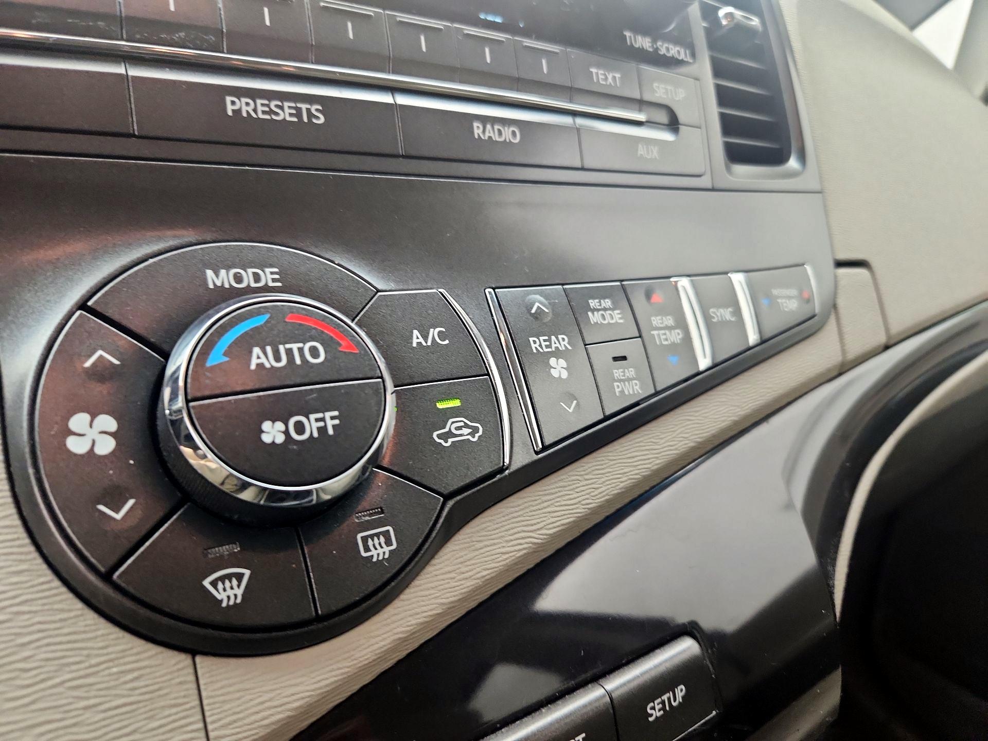 Thumbnail: 2014 Toyota Sienna - 16