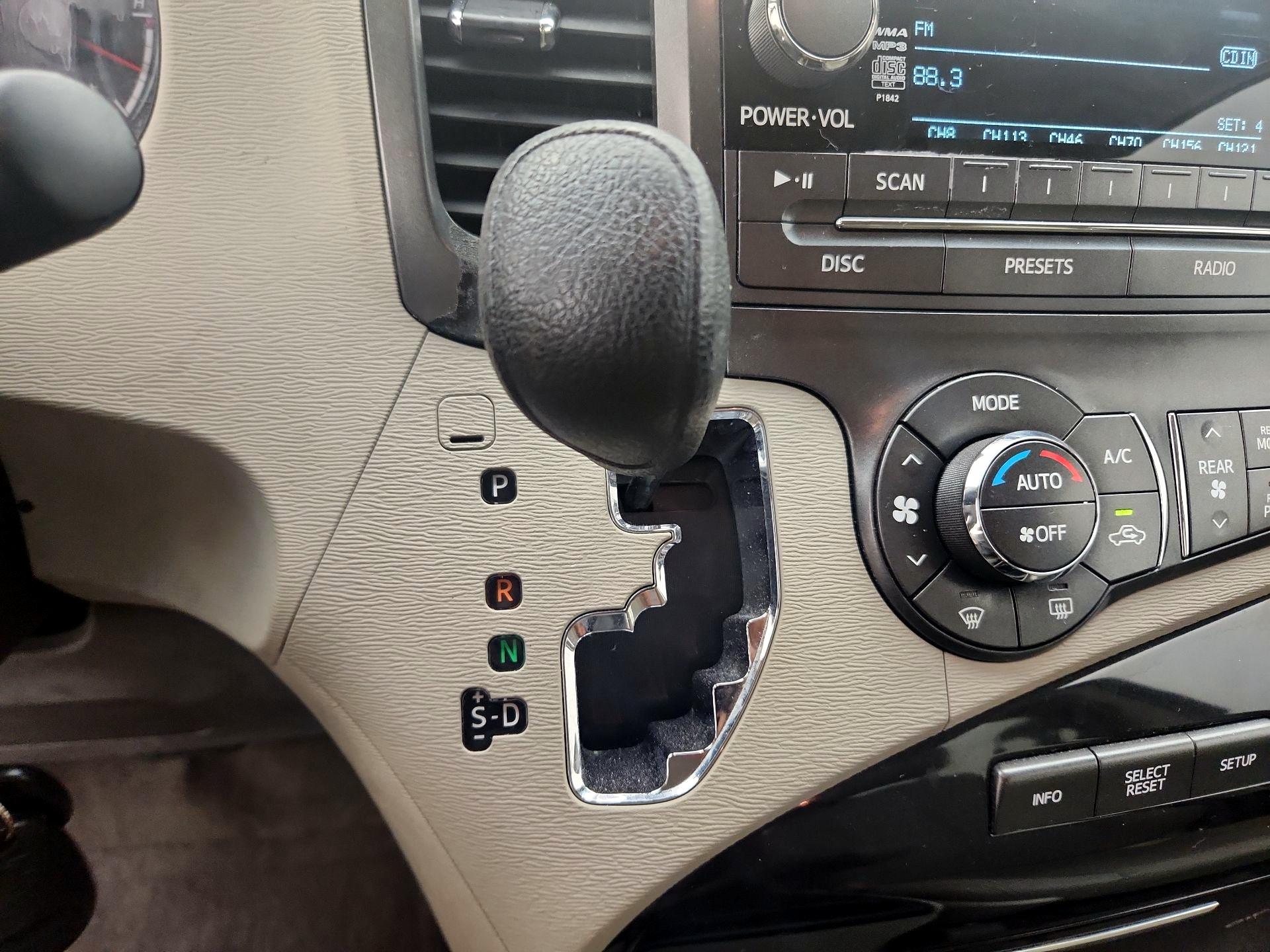 Thumbnail: 2014 Toyota Sienna - 17