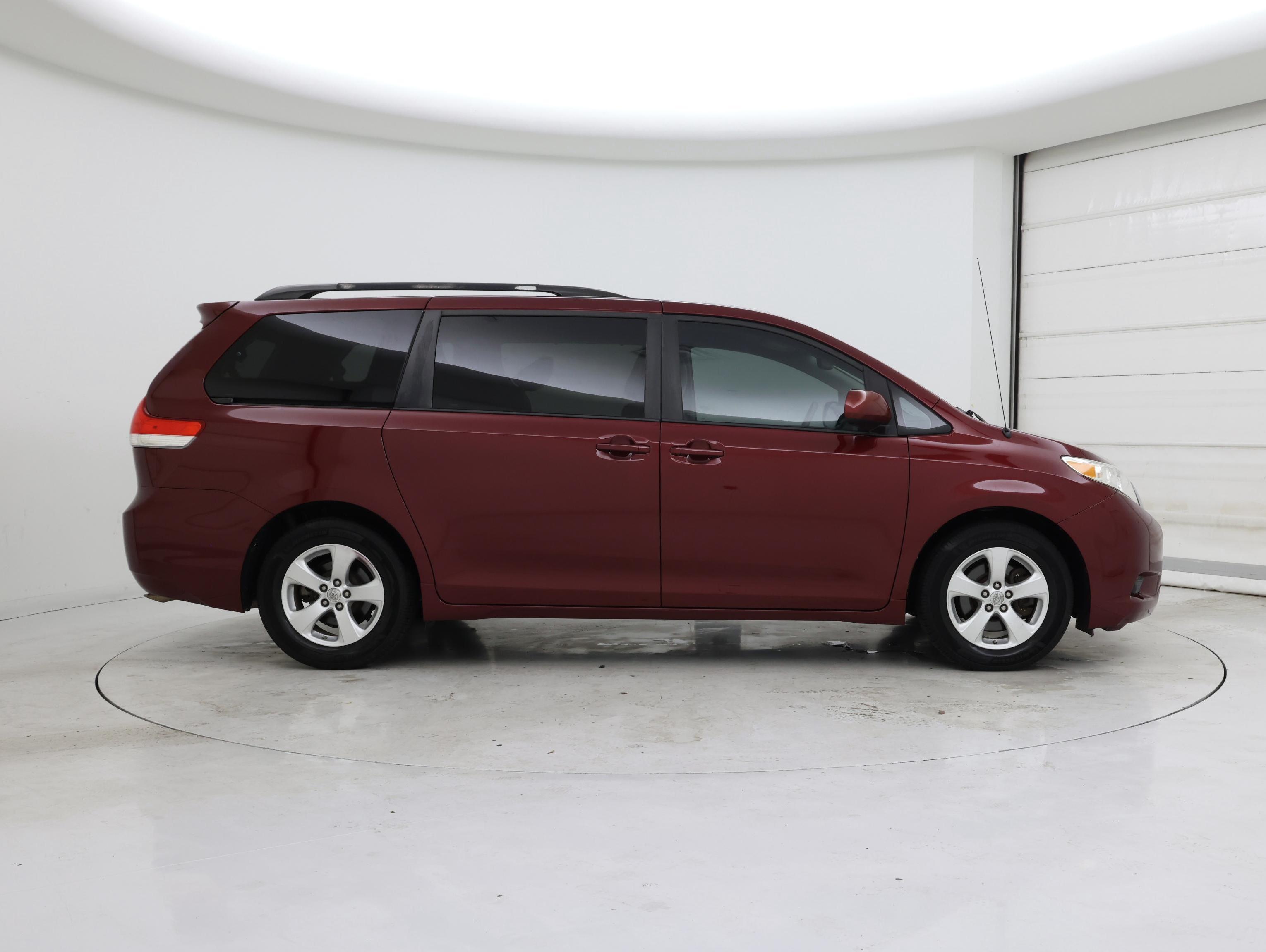 Thumbnail: 2014 Toyota Sienna - 7