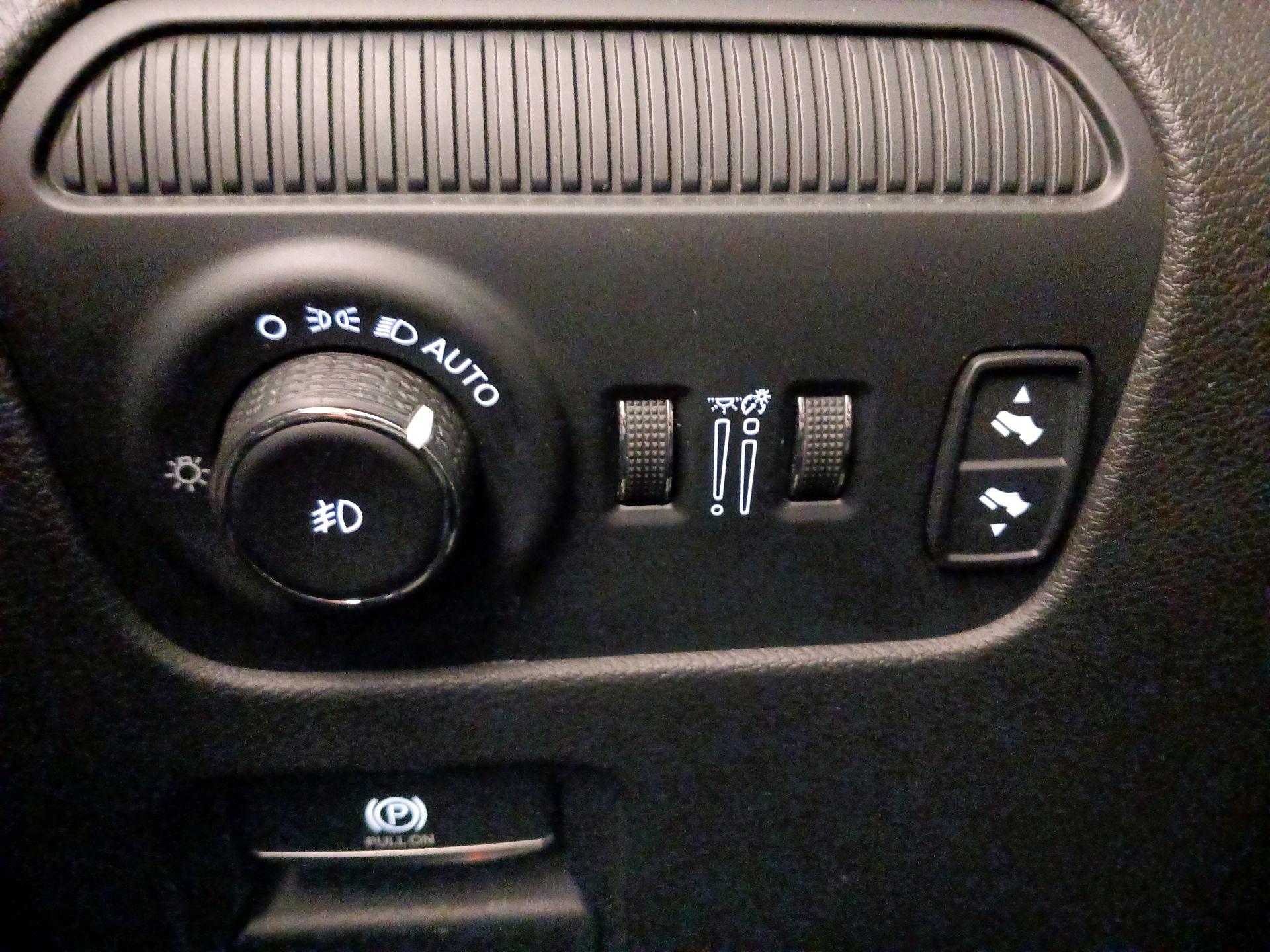 Thumbnail: 2022 Jeep Wagoneer - 13