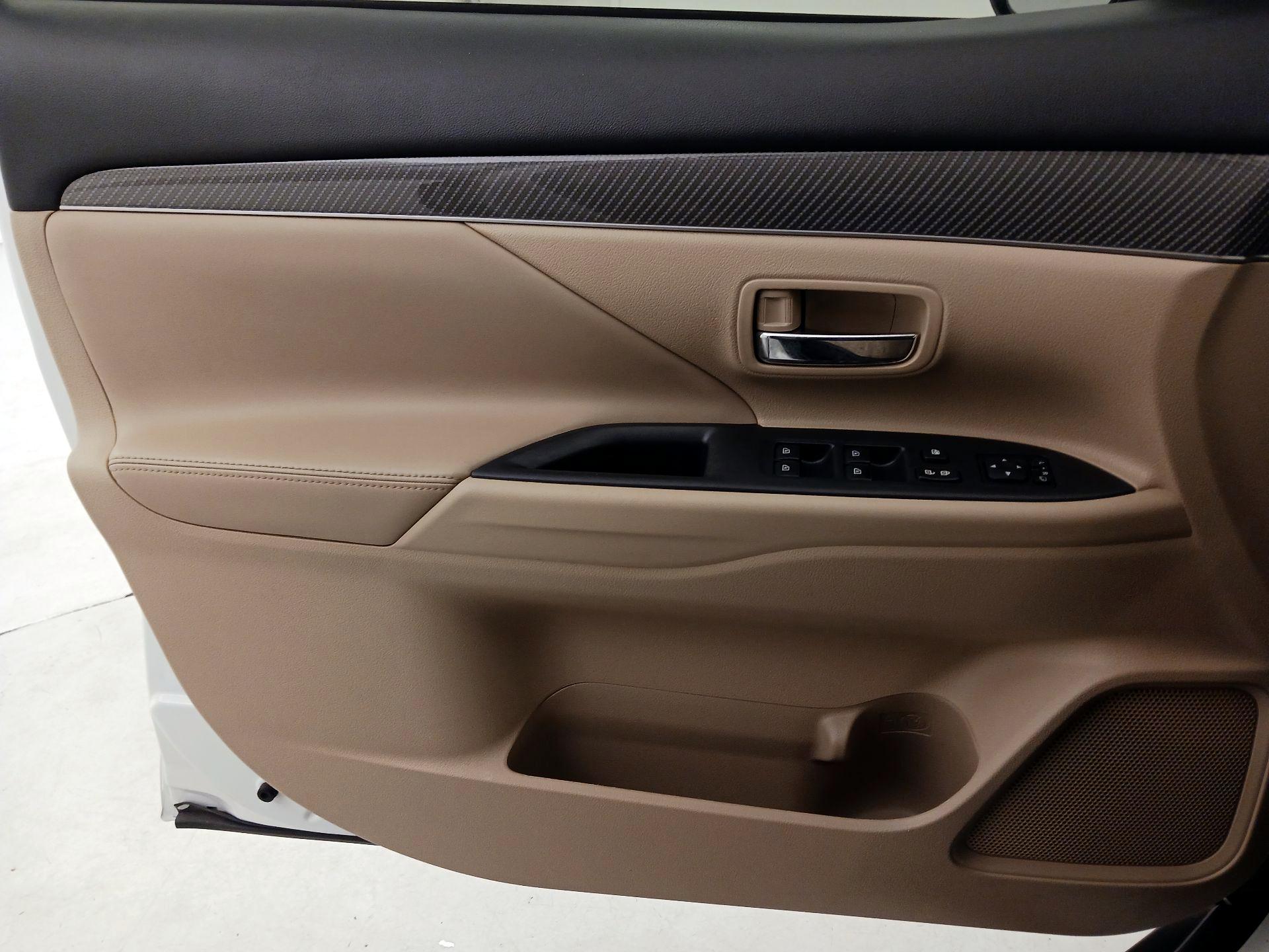 Thumbnail: 2019 Mitsubishi Outlander - 12