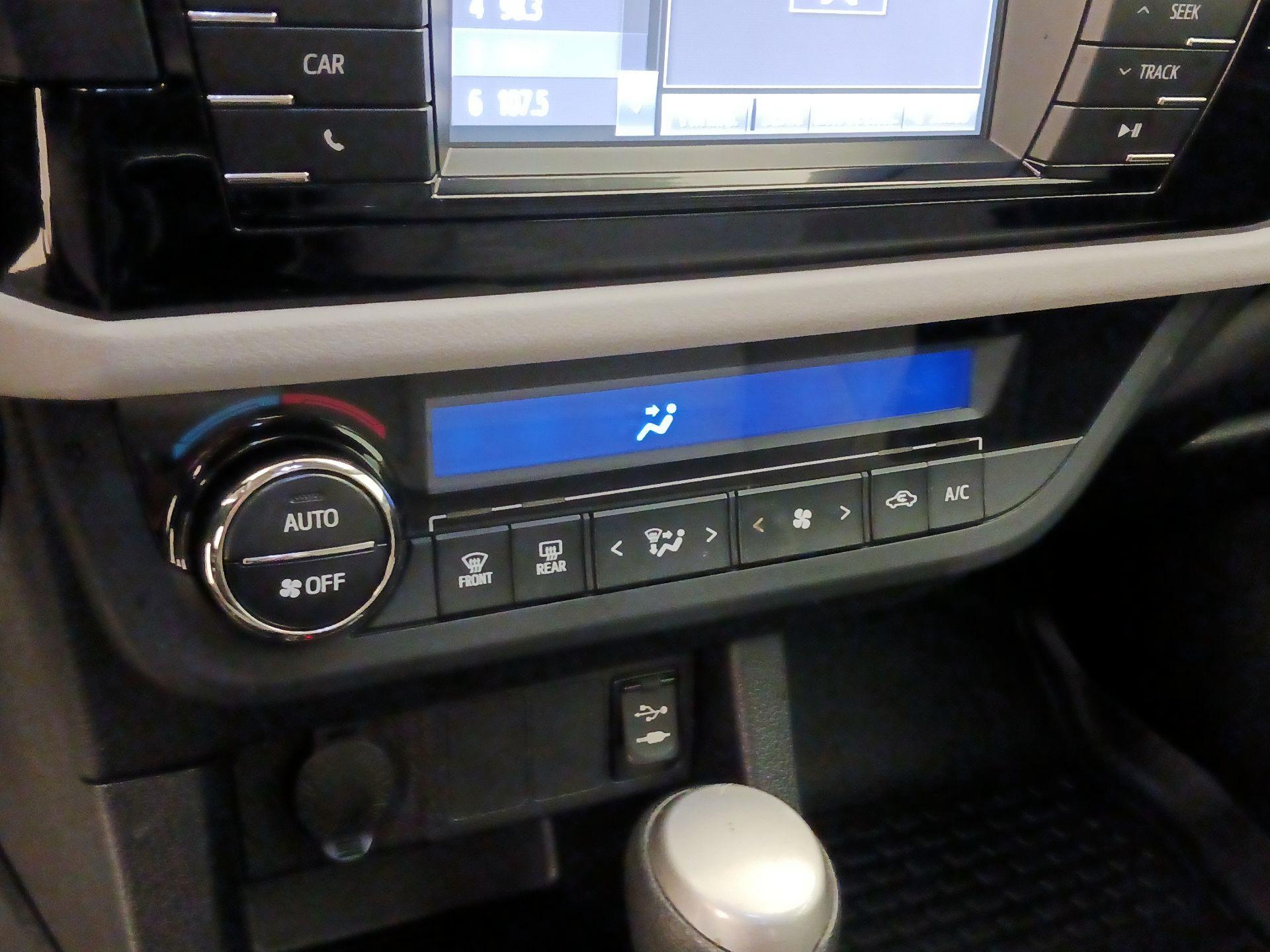 Thumbnail: 2015 Toyota Corolla - 16