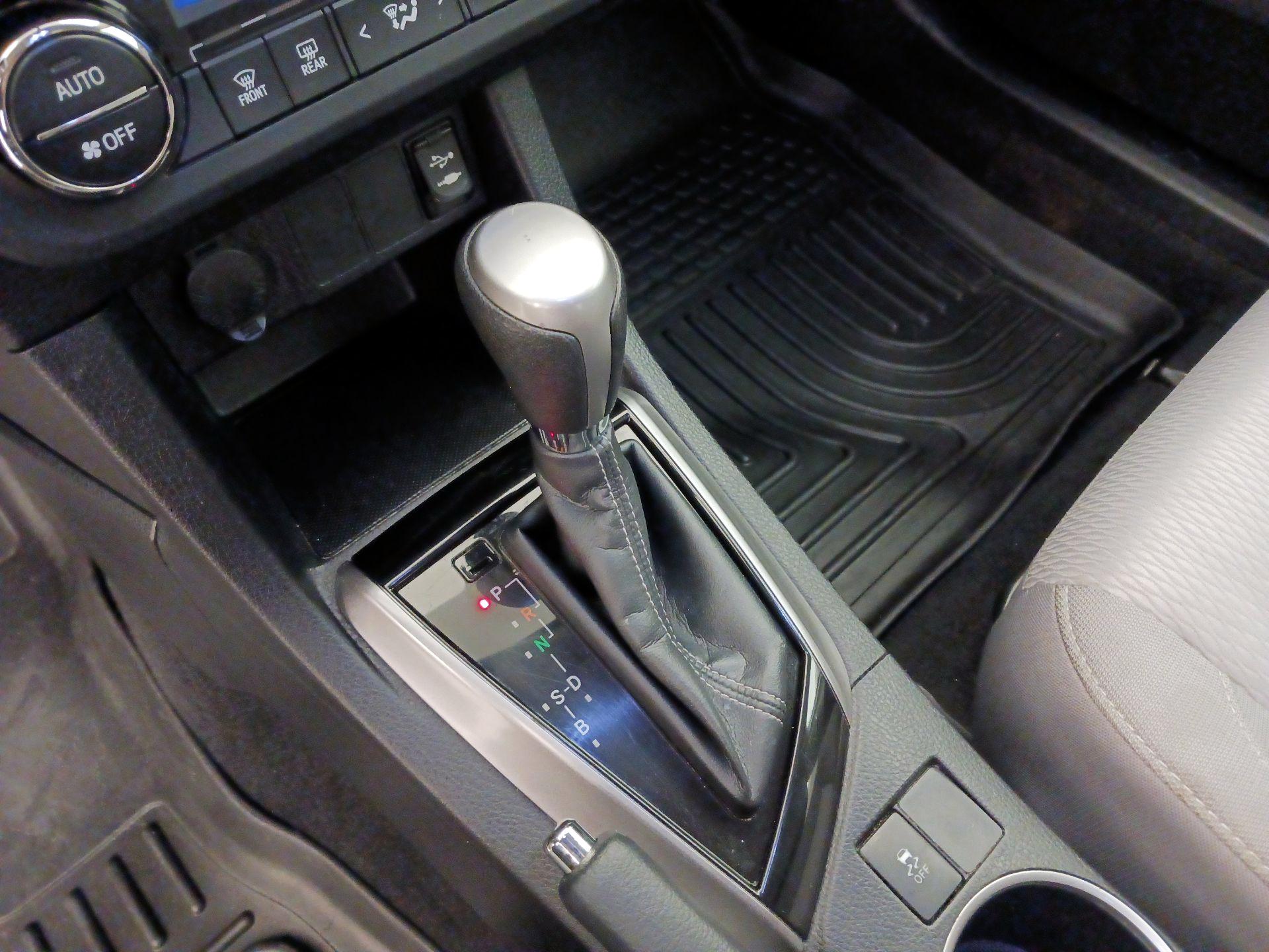 Thumbnail: 2015 Toyota Corolla - 17