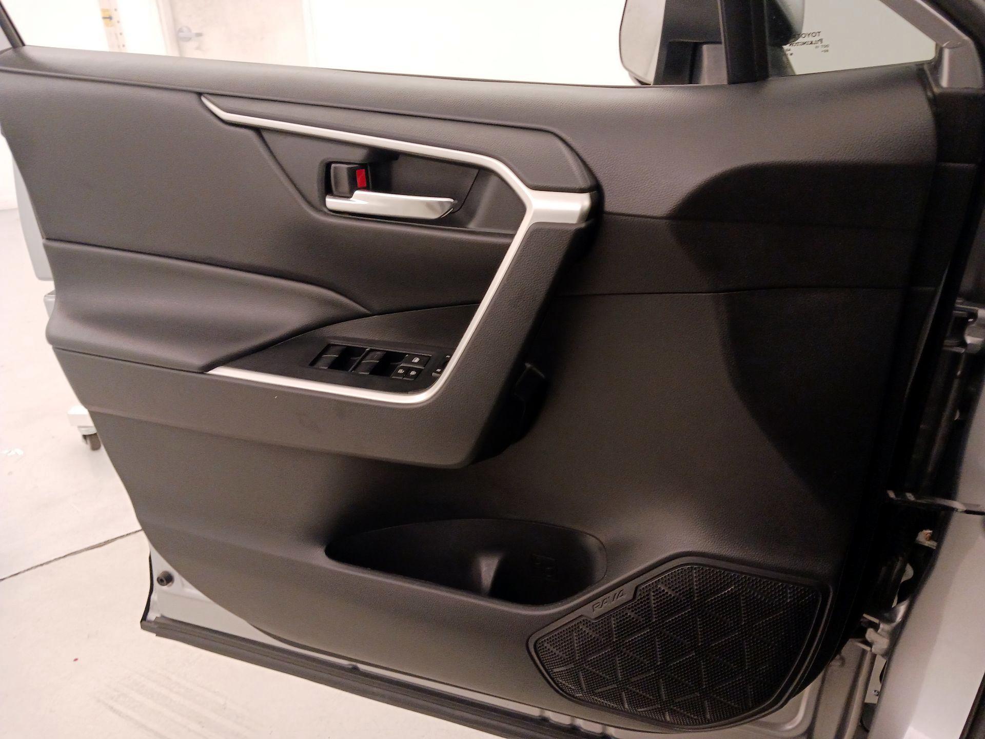Thumbnail: 2020 Toyota RAV4 - 12