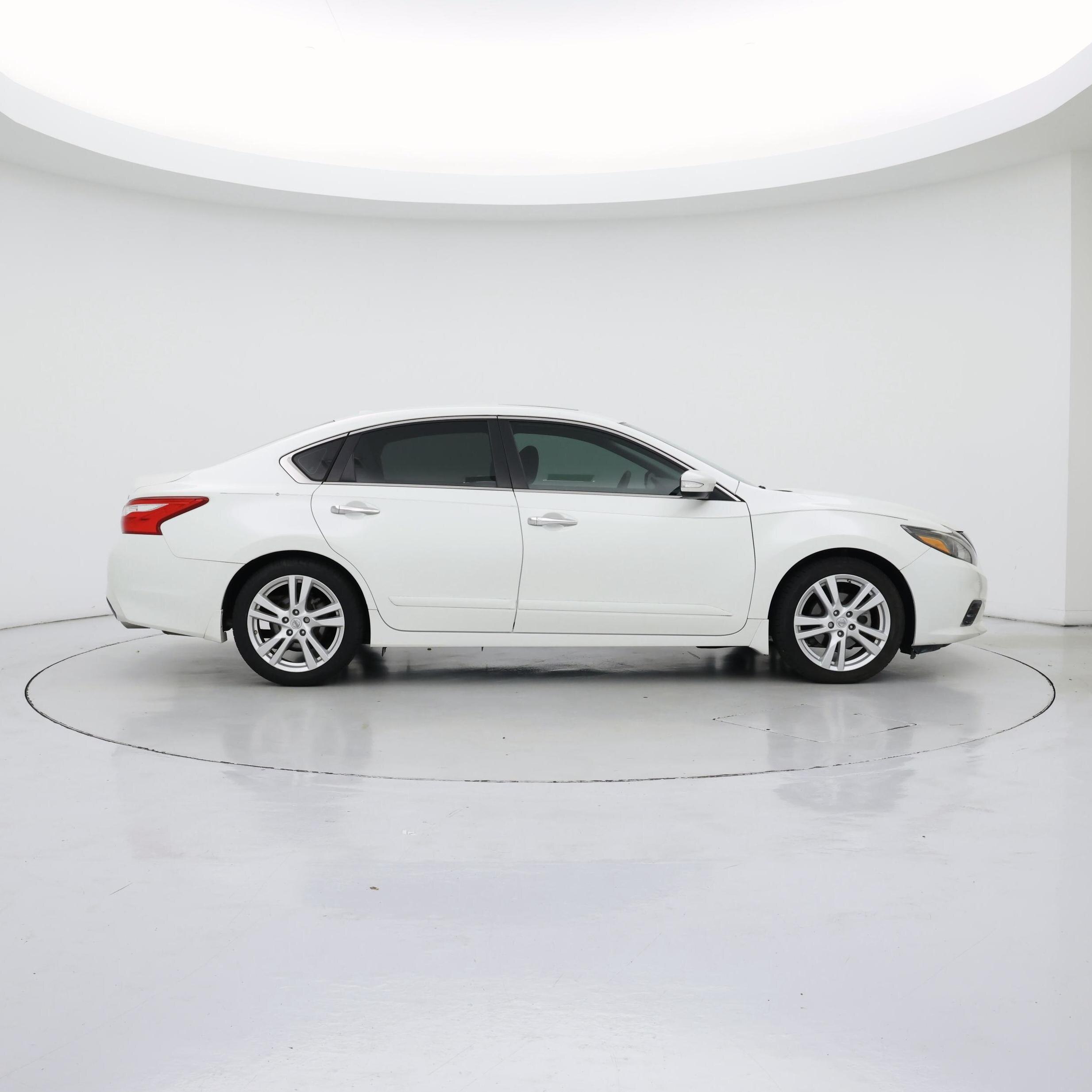 Thumbnail: 2017 Nissan Altima - 7