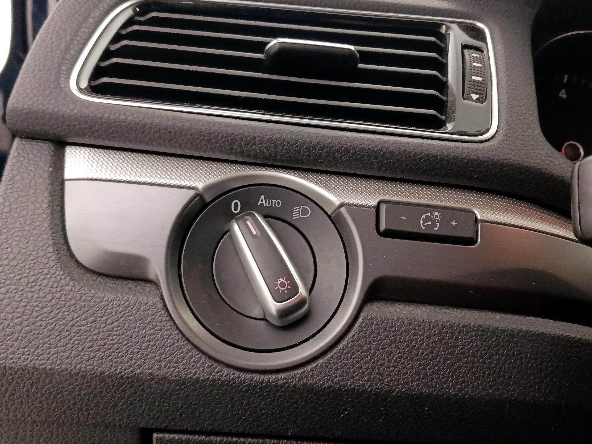 Thumbnail: 2018 Volkswagen Passat - 13