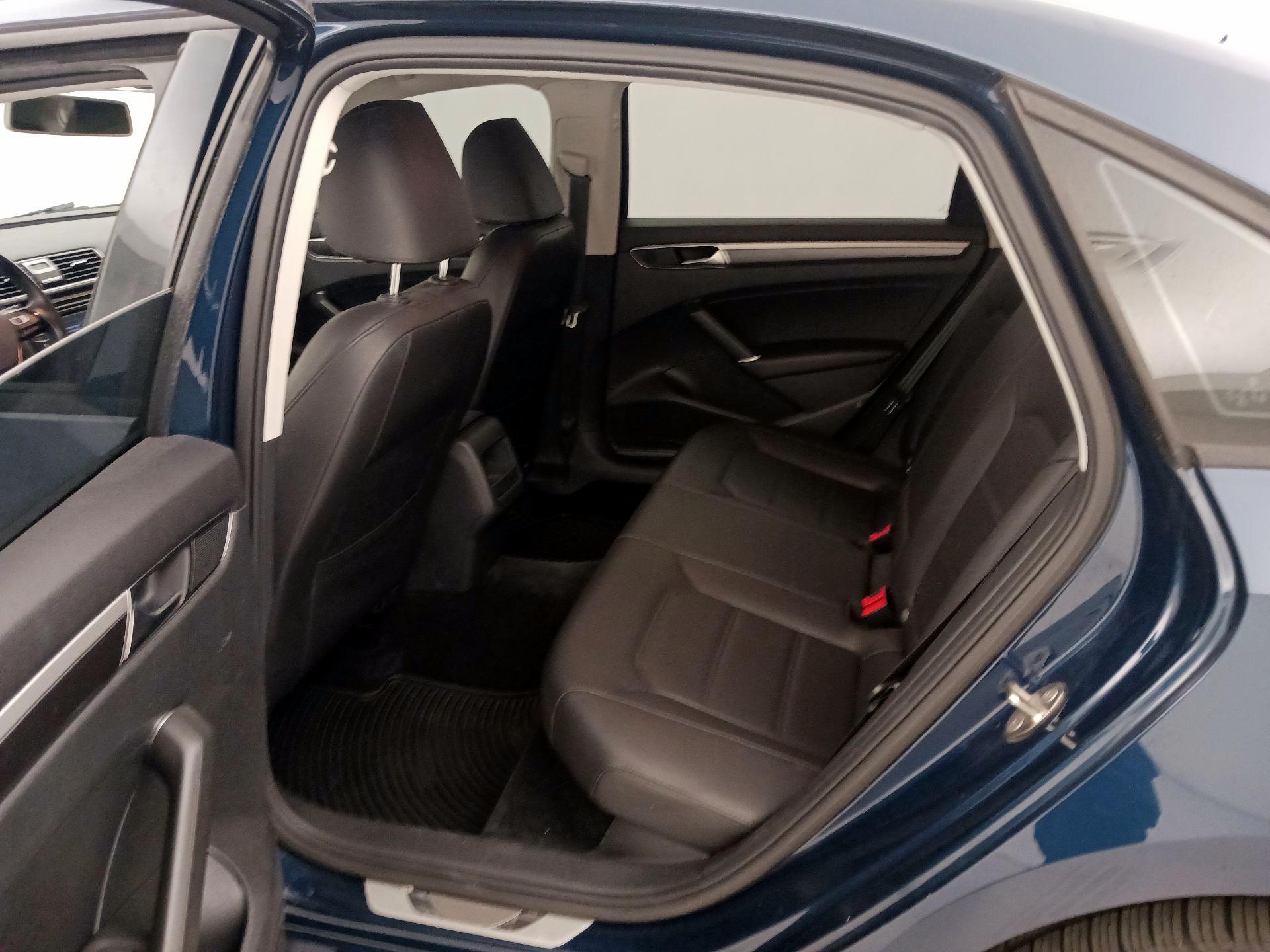 Thumbnail: 2018 Volkswagen Passat - 19