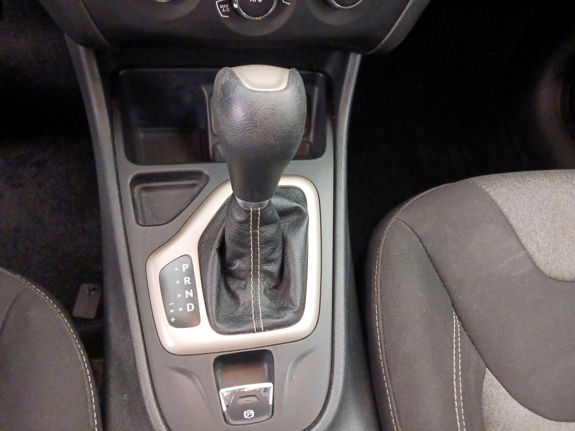 Thumbnail: 2015 Jeep Cherokee - 17
