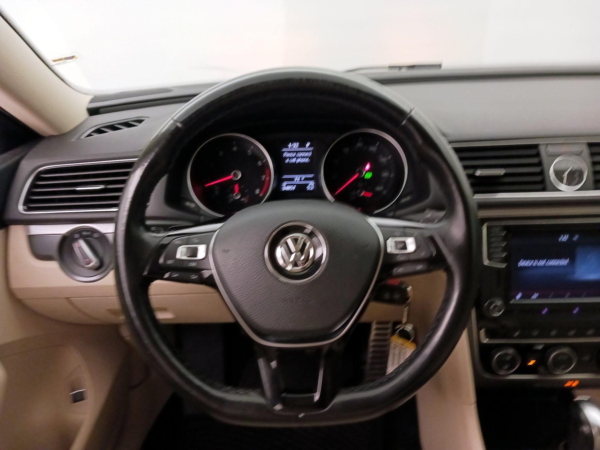 Thumbnail: 2017 Volkswagen Passat - 10