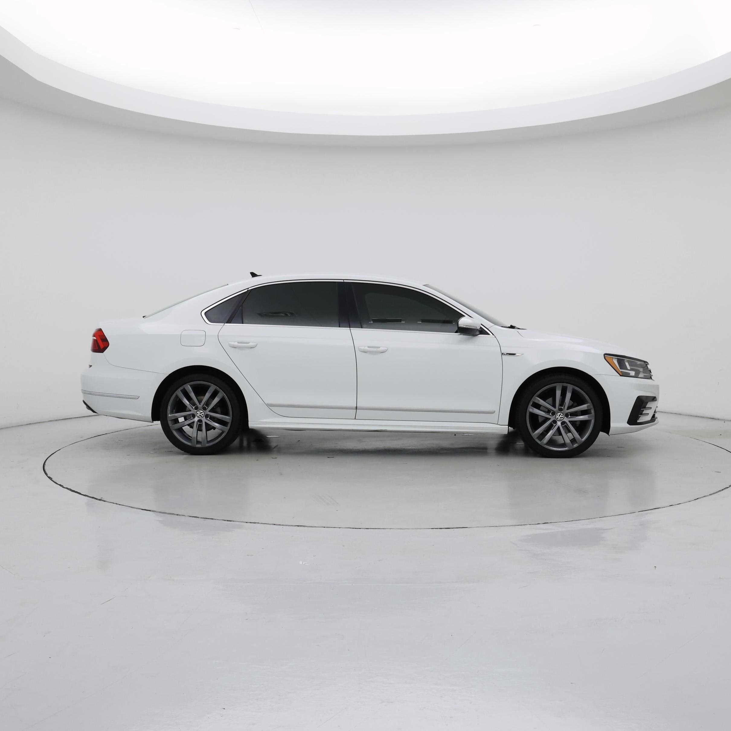Thumbnail: 2017 Volkswagen Passat - 7