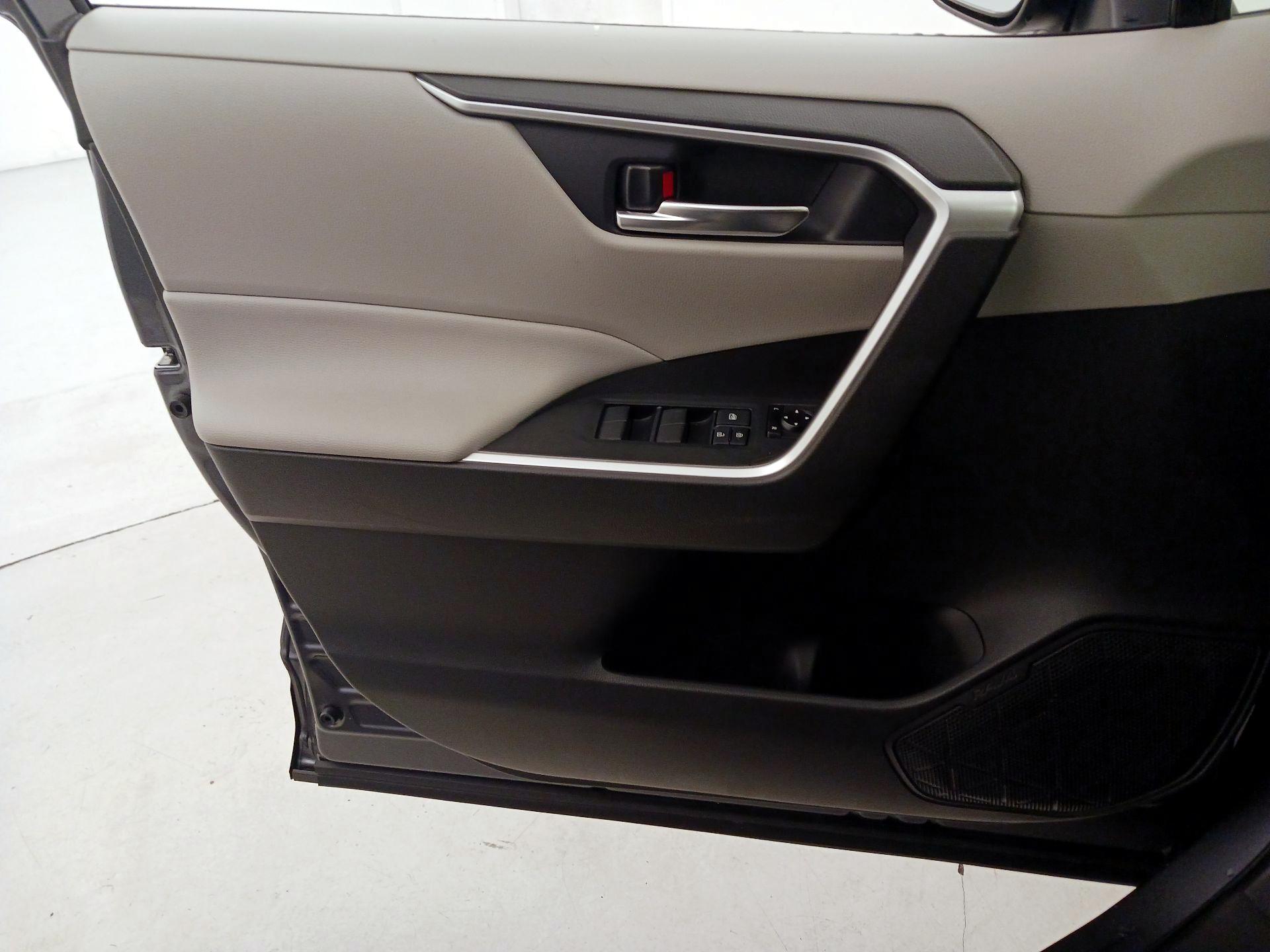 Thumbnail: 2020 Toyota RAV4 - 12