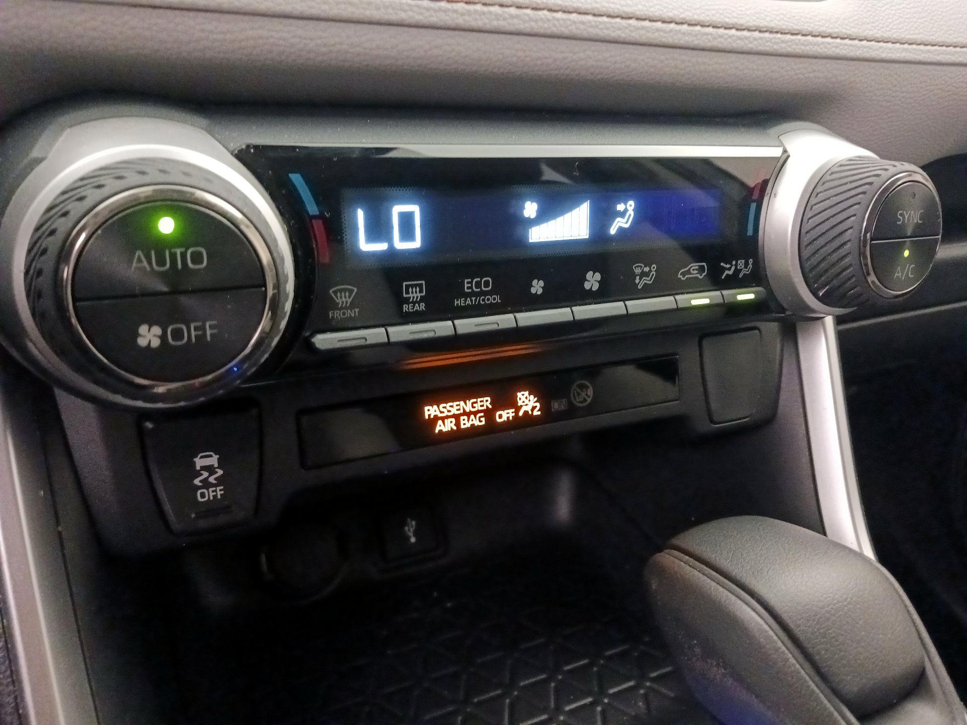 Thumbnail: 2020 Toyota RAV4 - 16