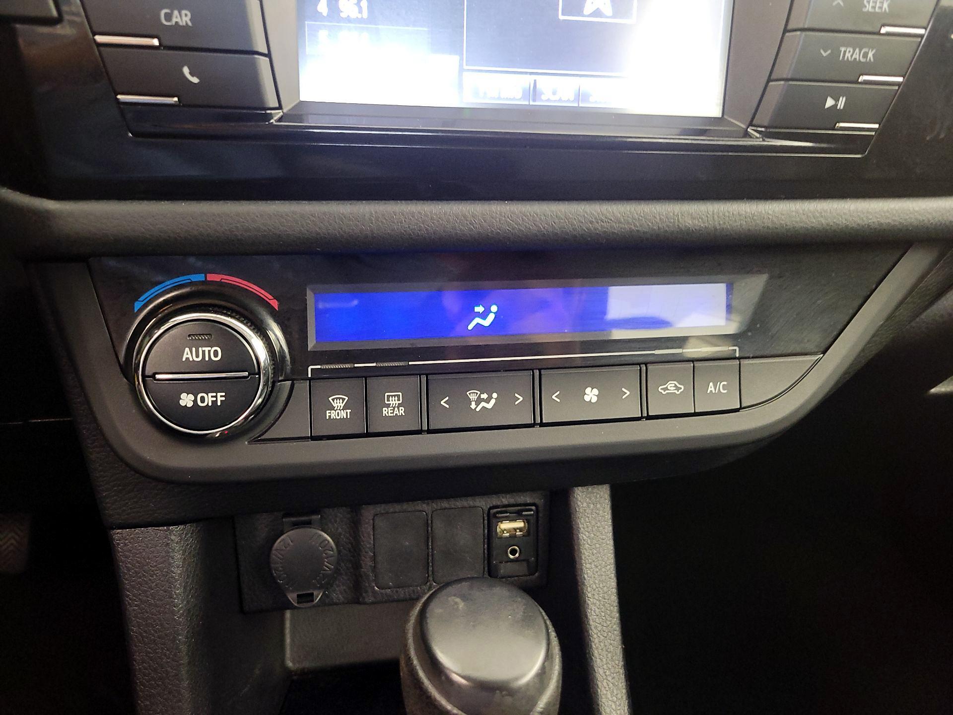 Thumbnail: 2015 Toyota Corolla - 16
