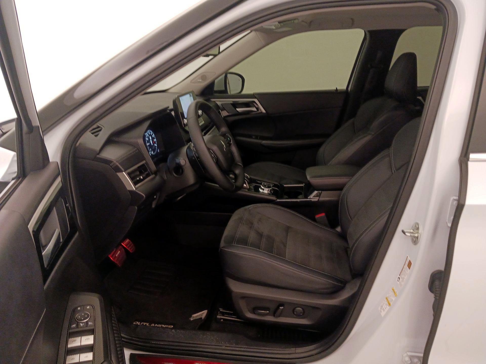 Thumbnail: 2023 Mitsubishi Outlander - 11