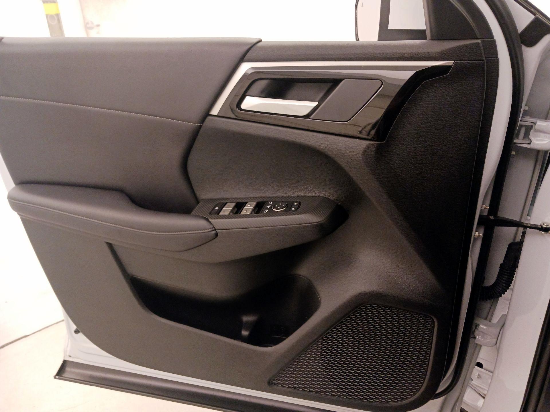 Thumbnail: 2023 Mitsubishi Outlander - 12