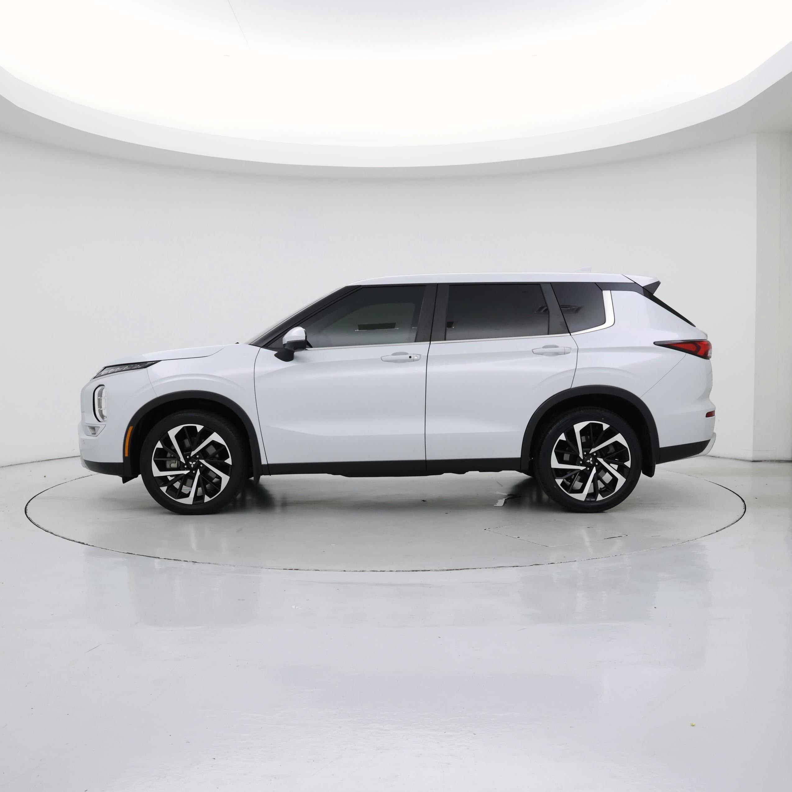 Thumbnail: 2023 Mitsubishi Outlander - 3