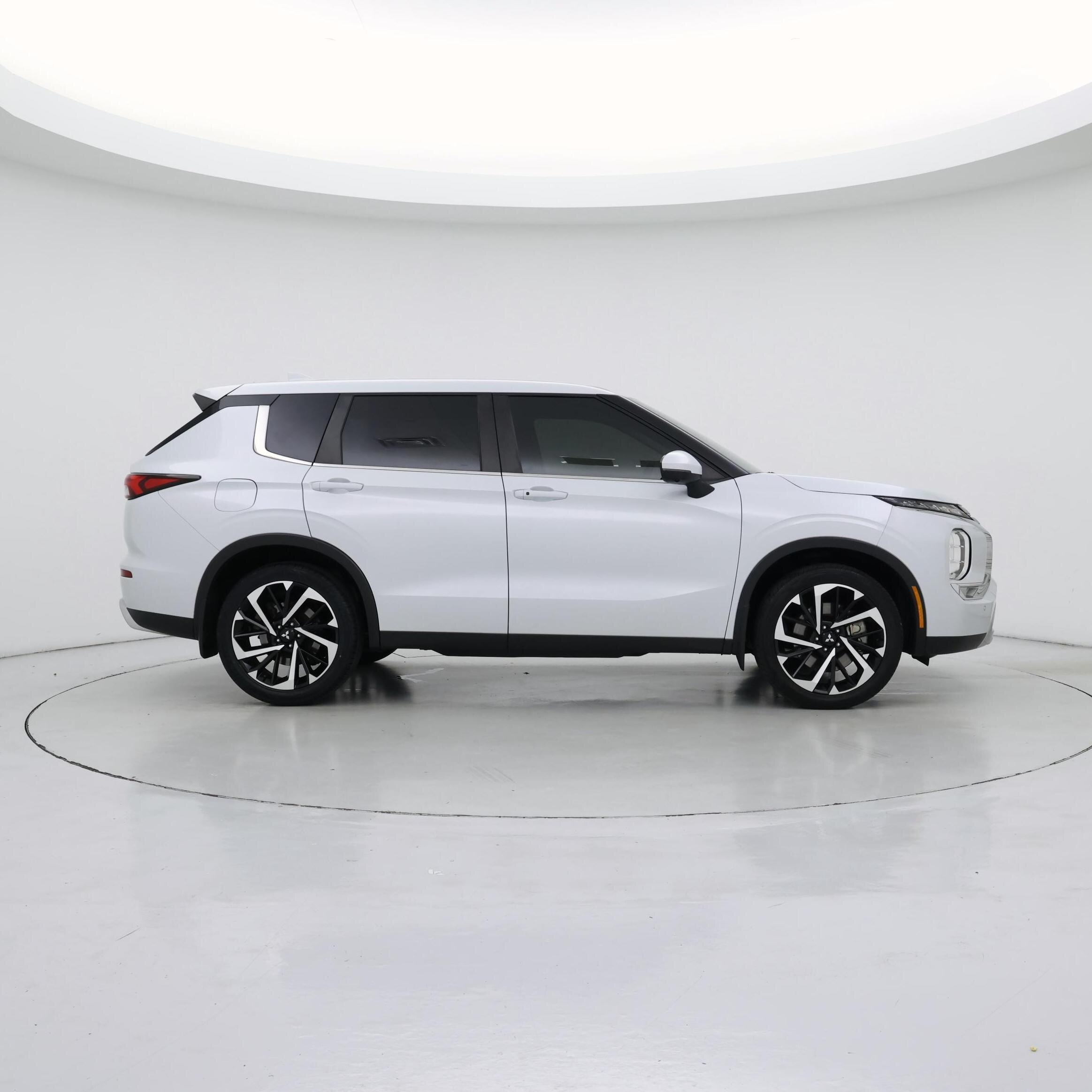 Thumbnail: 2023 Mitsubishi Outlander - 7