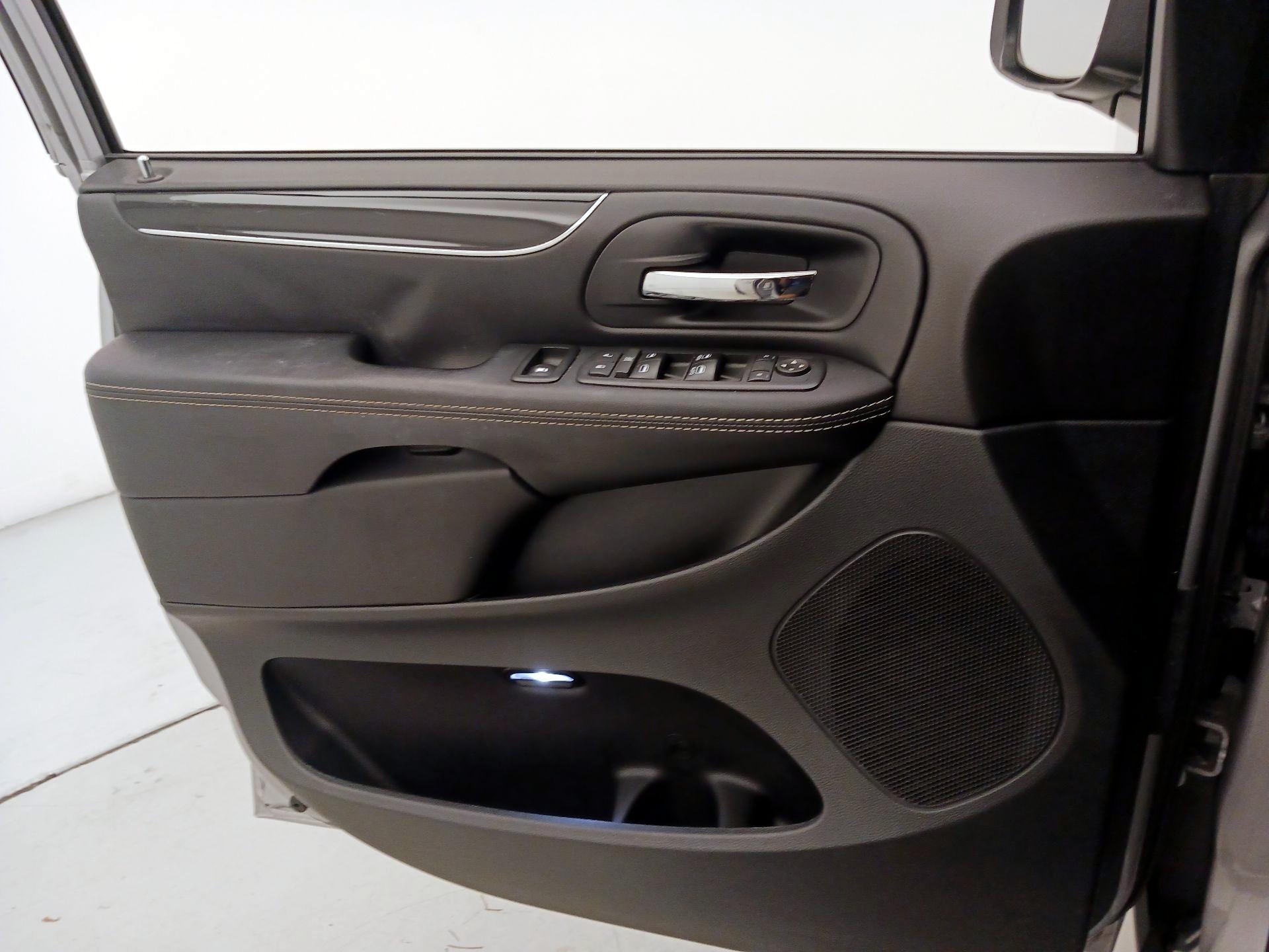 Thumbnail: 2017 Dodge Grand Caravan - 10