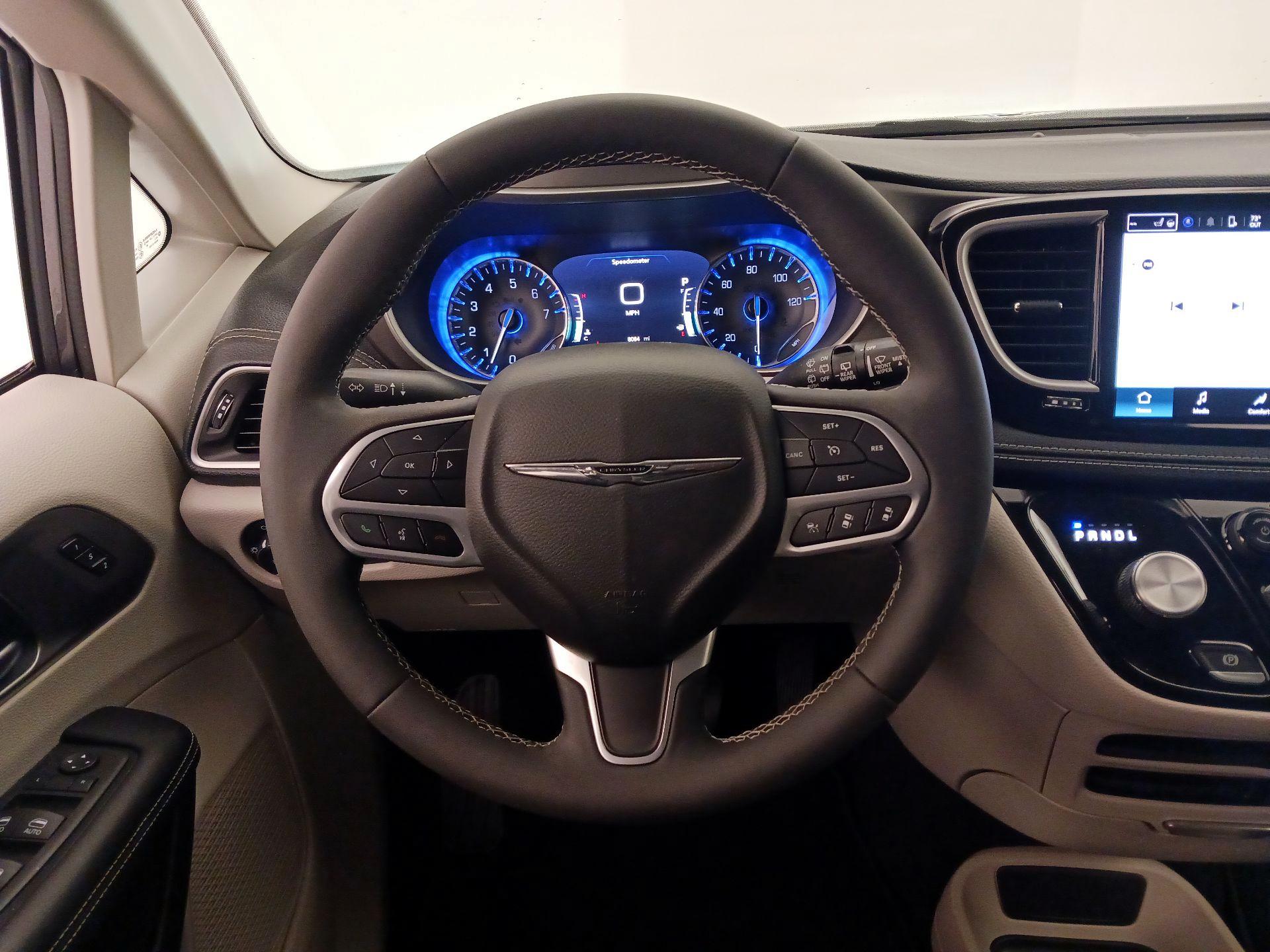 Thumbnail: 2022 Chrysler Pacifica - 10