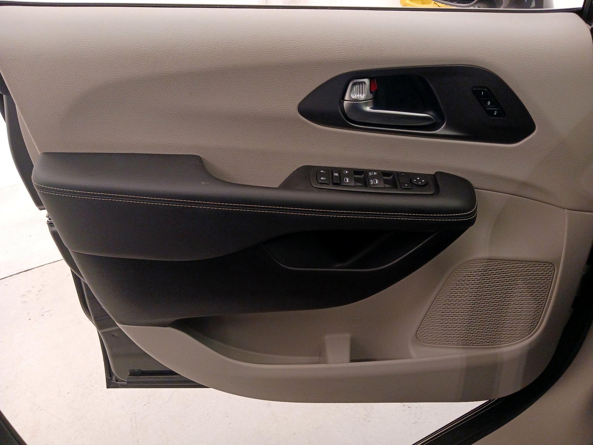 Thumbnail: 2022 Chrysler Pacifica - 12