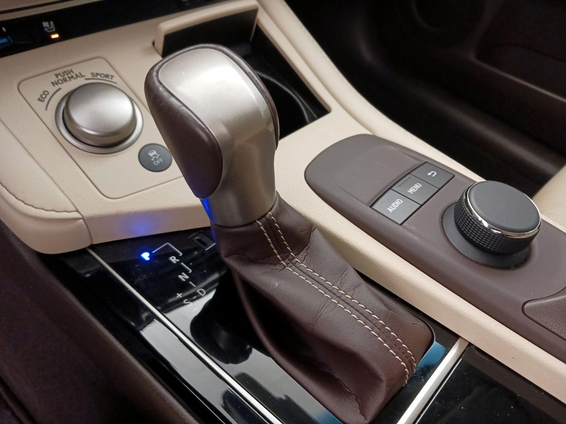 Thumbnail: 2018 Lexus ES - 17