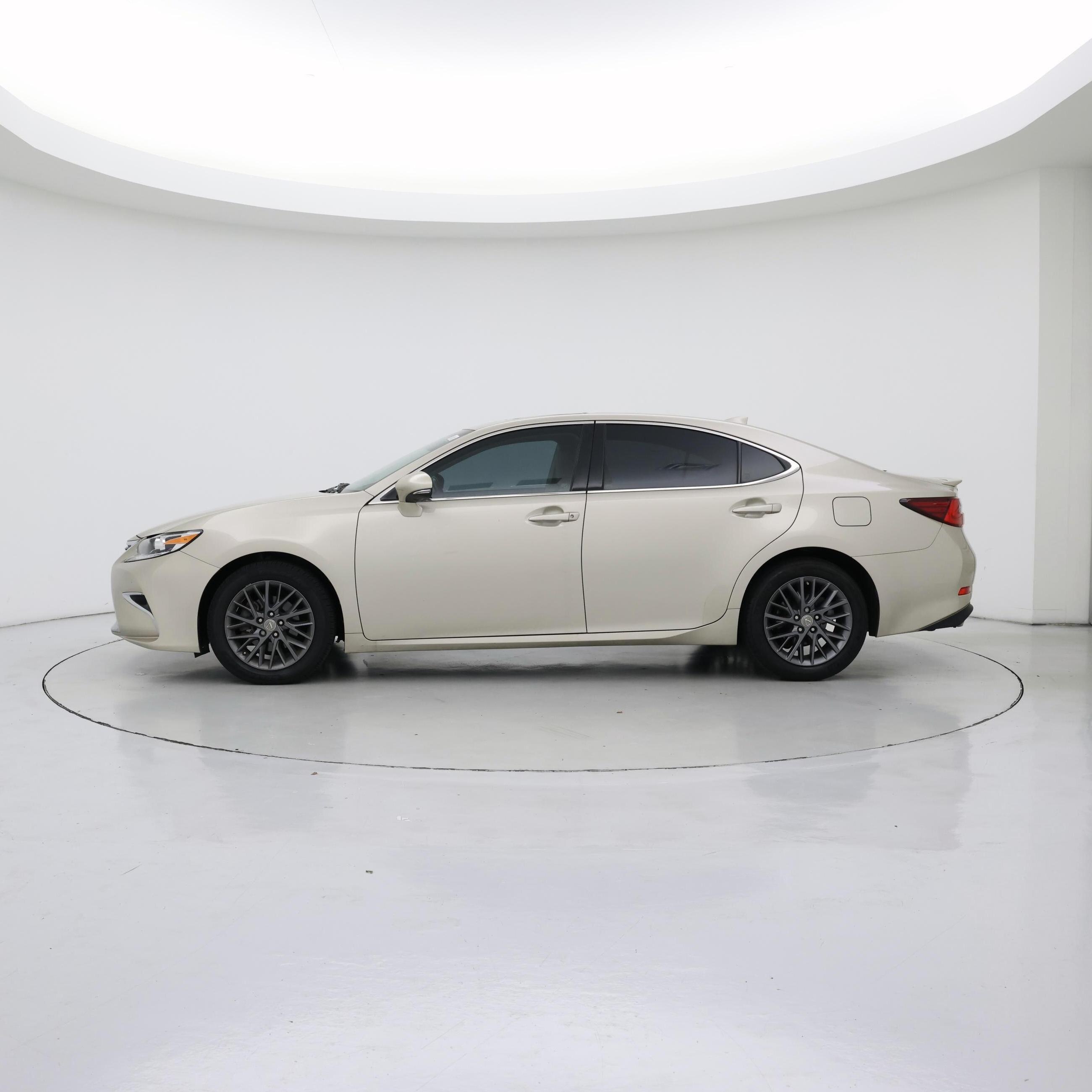 Thumbnail: 2018 Lexus ES - 3