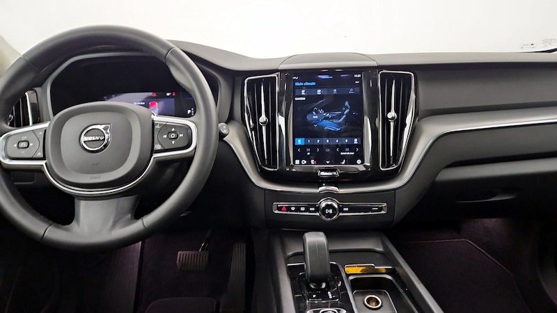 2023 Volvo XC60 B5 Core 9