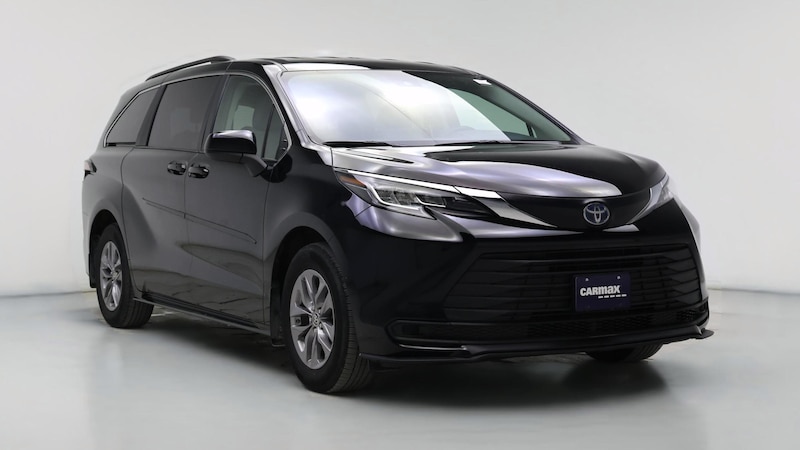 2022 Toyota Sienna LE Hero Image