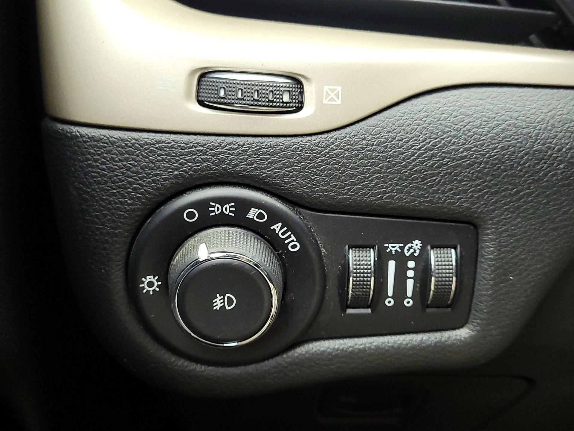 Thumbnail: 2015 Jeep Cherokee - 13