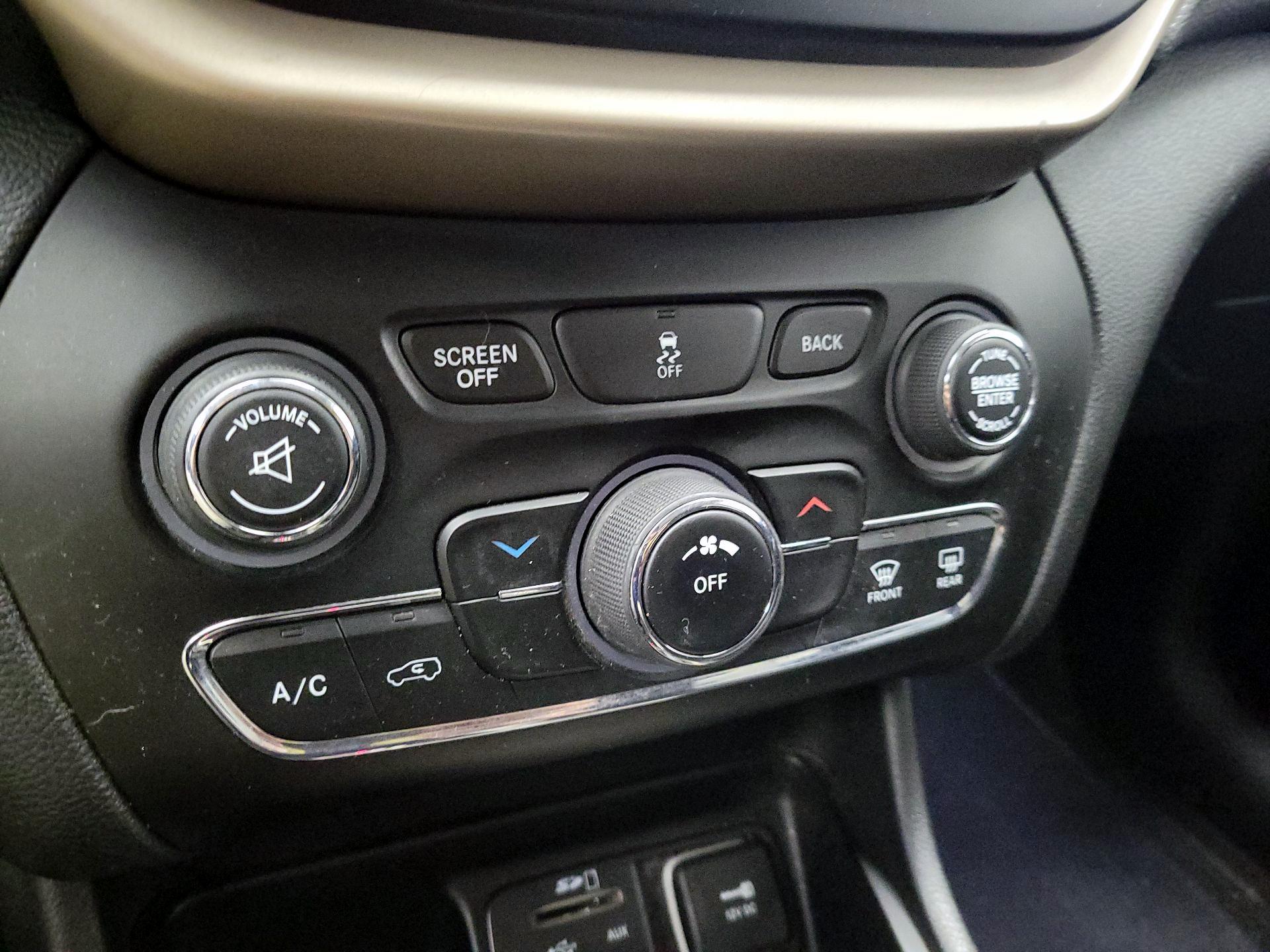 Thumbnail: 2015 Jeep Cherokee - 16