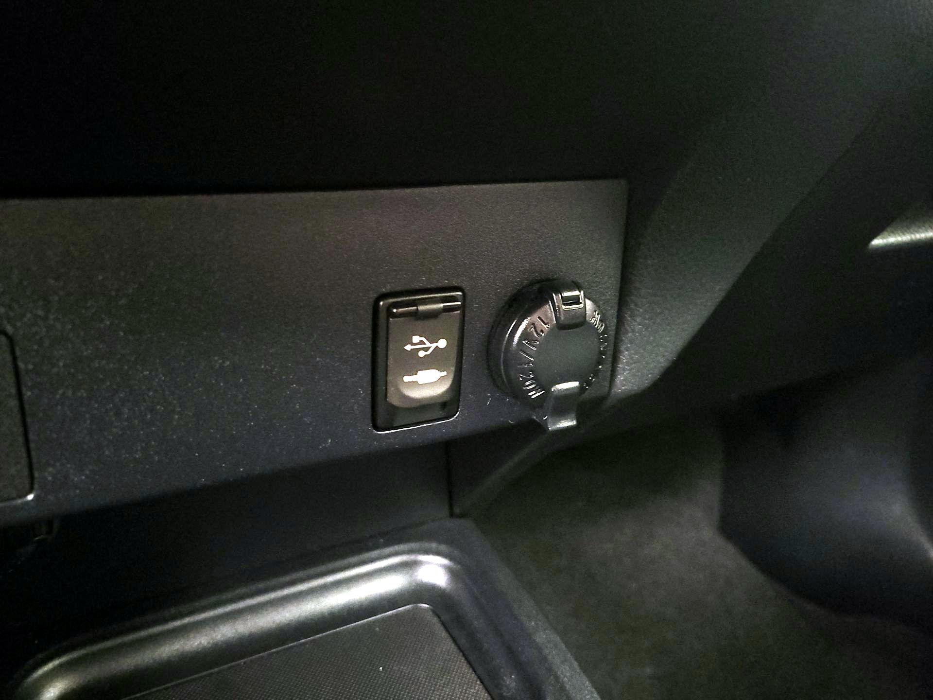 Thumbnail: 2018 Toyota RAV4 - 18