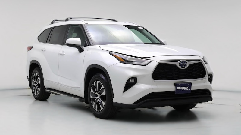 2022 Toyota Highlander XLE Hero Image