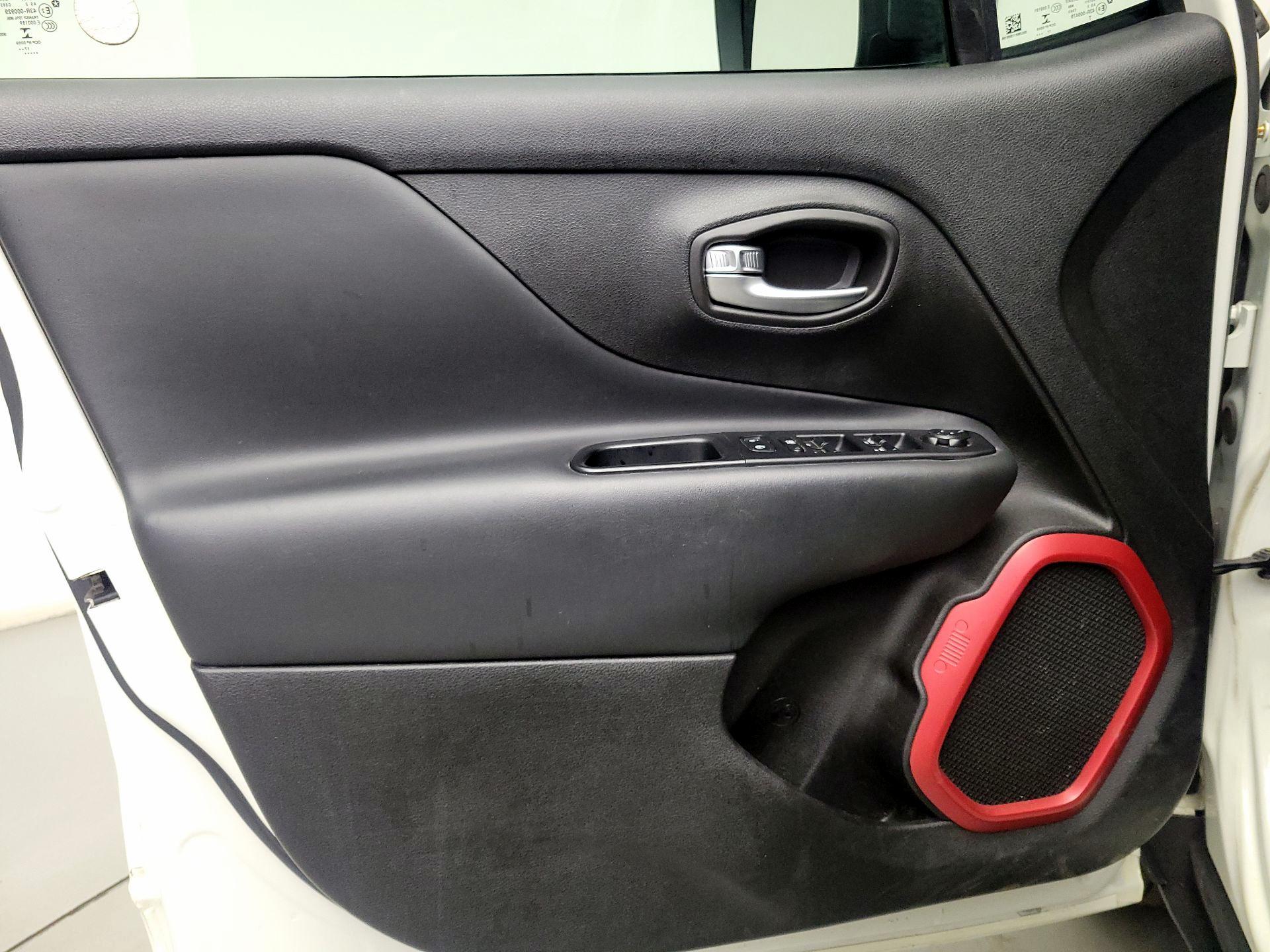 Thumbnail: 2017 Jeep Renegade - 12