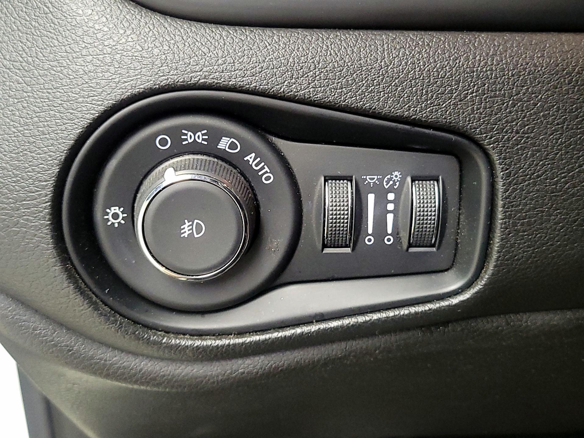Thumbnail: 2017 Jeep Renegade - 13