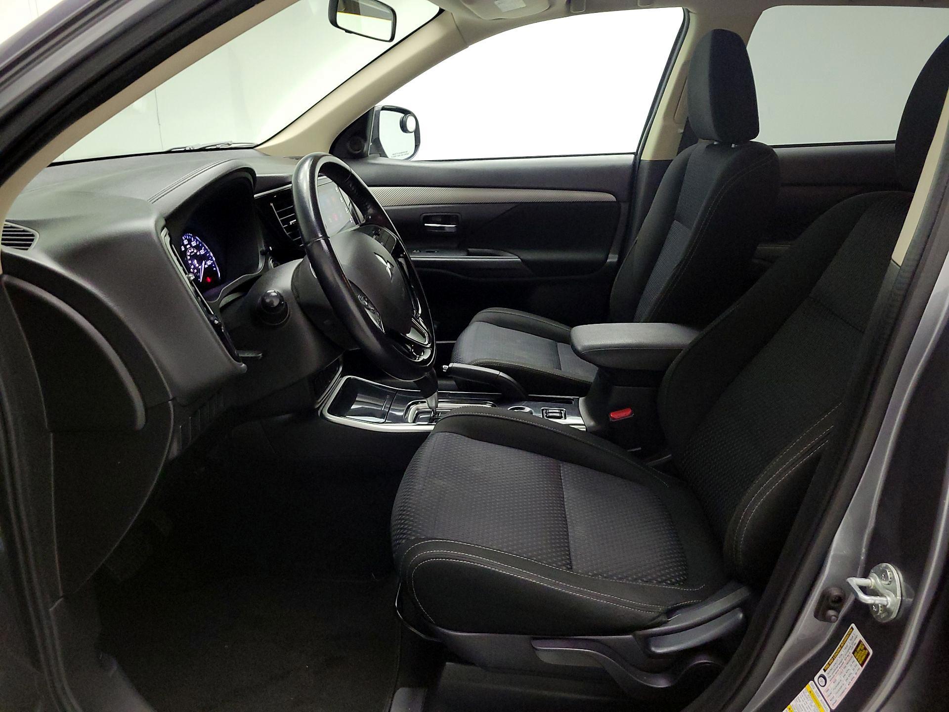 Thumbnail: 2017 Mitsubishi Outlander - 11