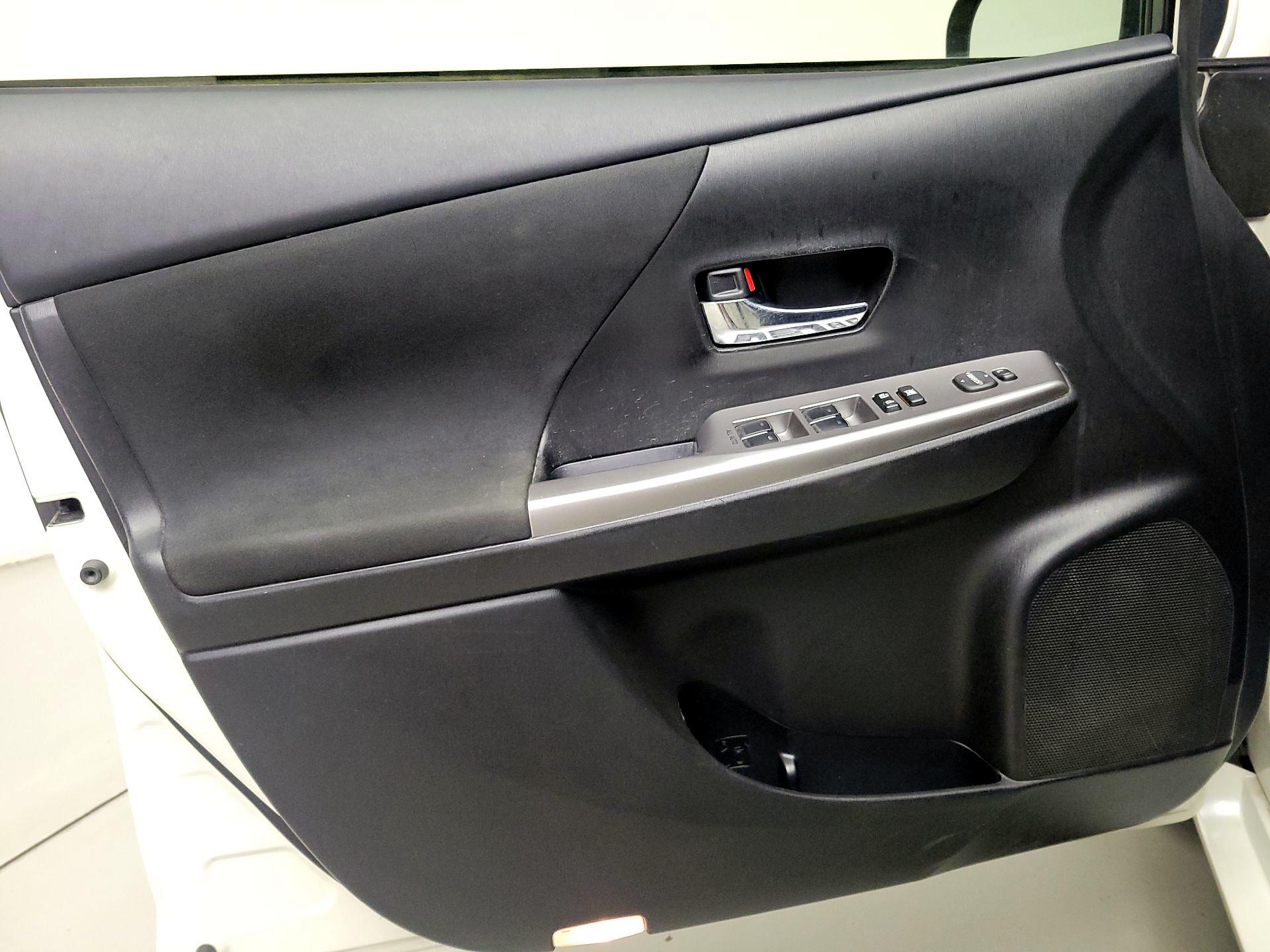 Thumbnail: 2016 Toyota Prius v - 12