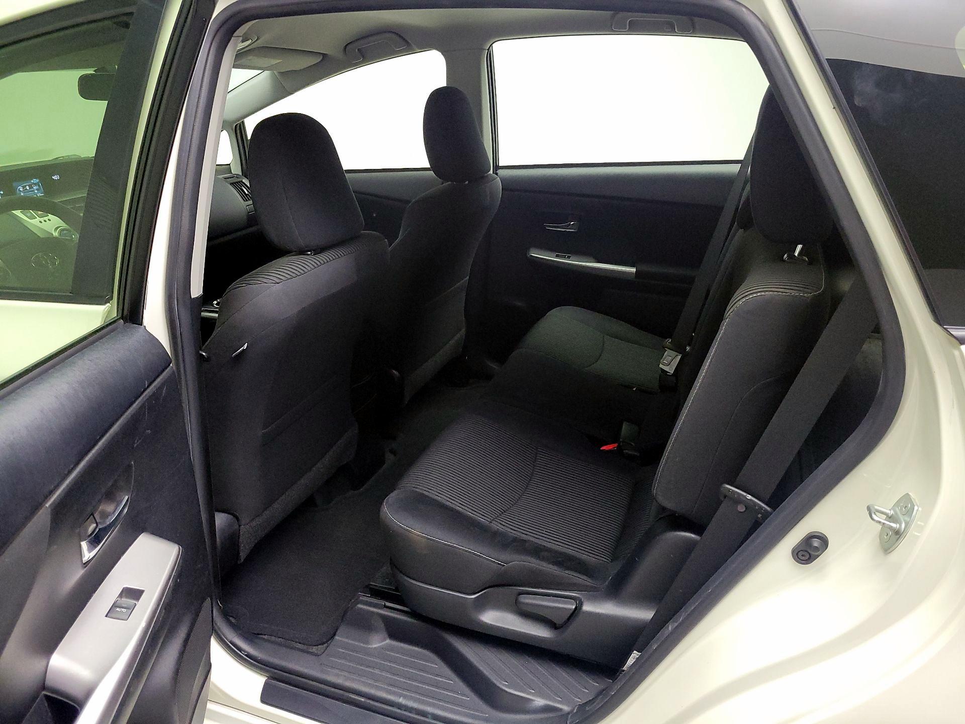 Thumbnail: 2016 Toyota Prius v - 20