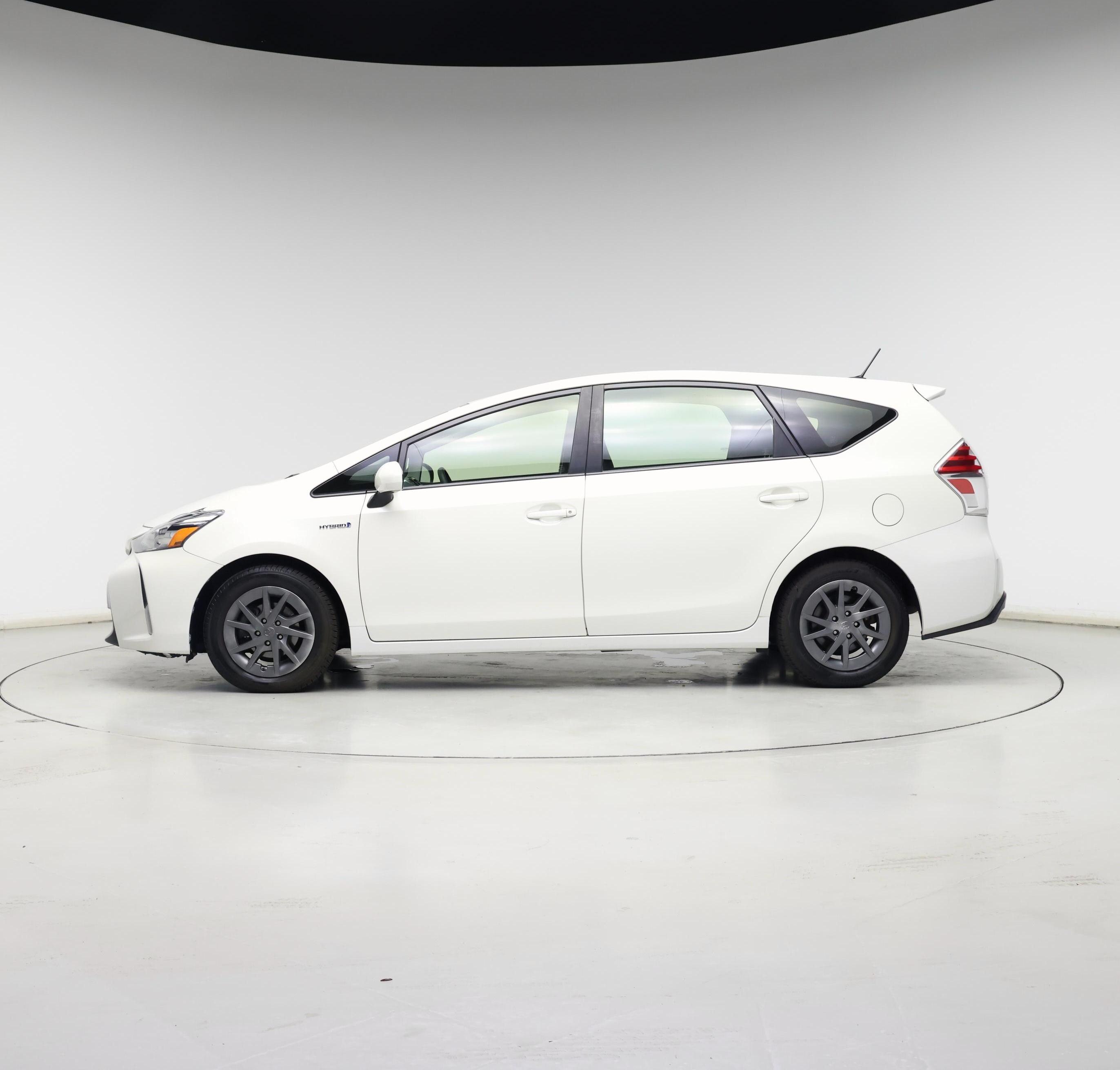 Thumbnail: 2016 Toyota Prius v - 3