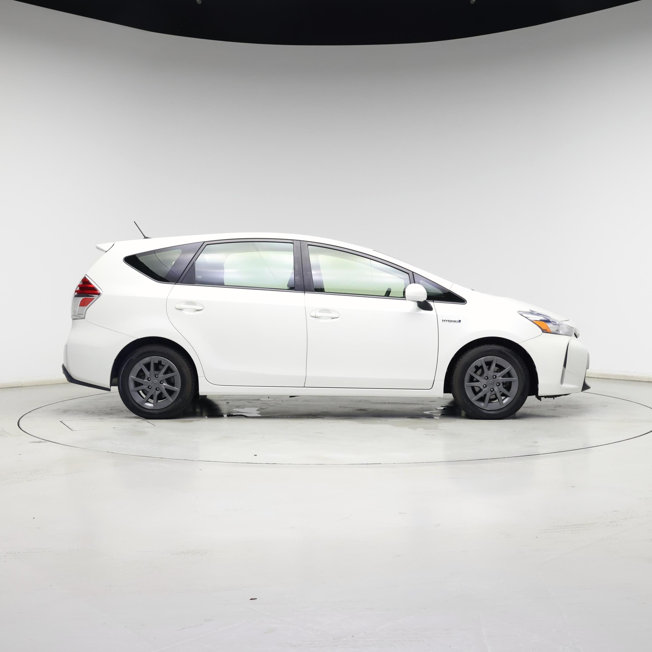 Thumbnail: 2016 Toyota Prius v - 7