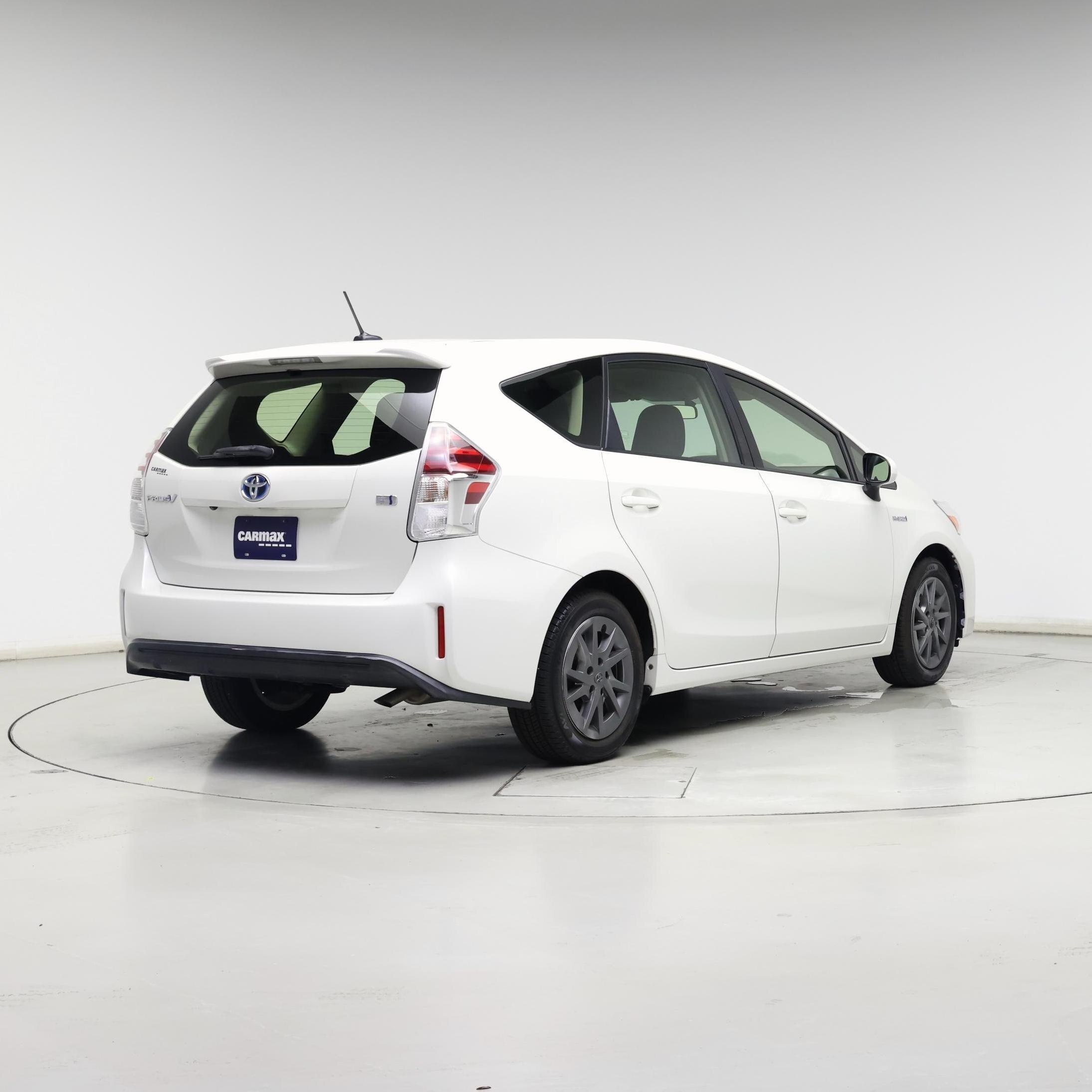 Thumbnail: 2016 Toyota Prius v - 8