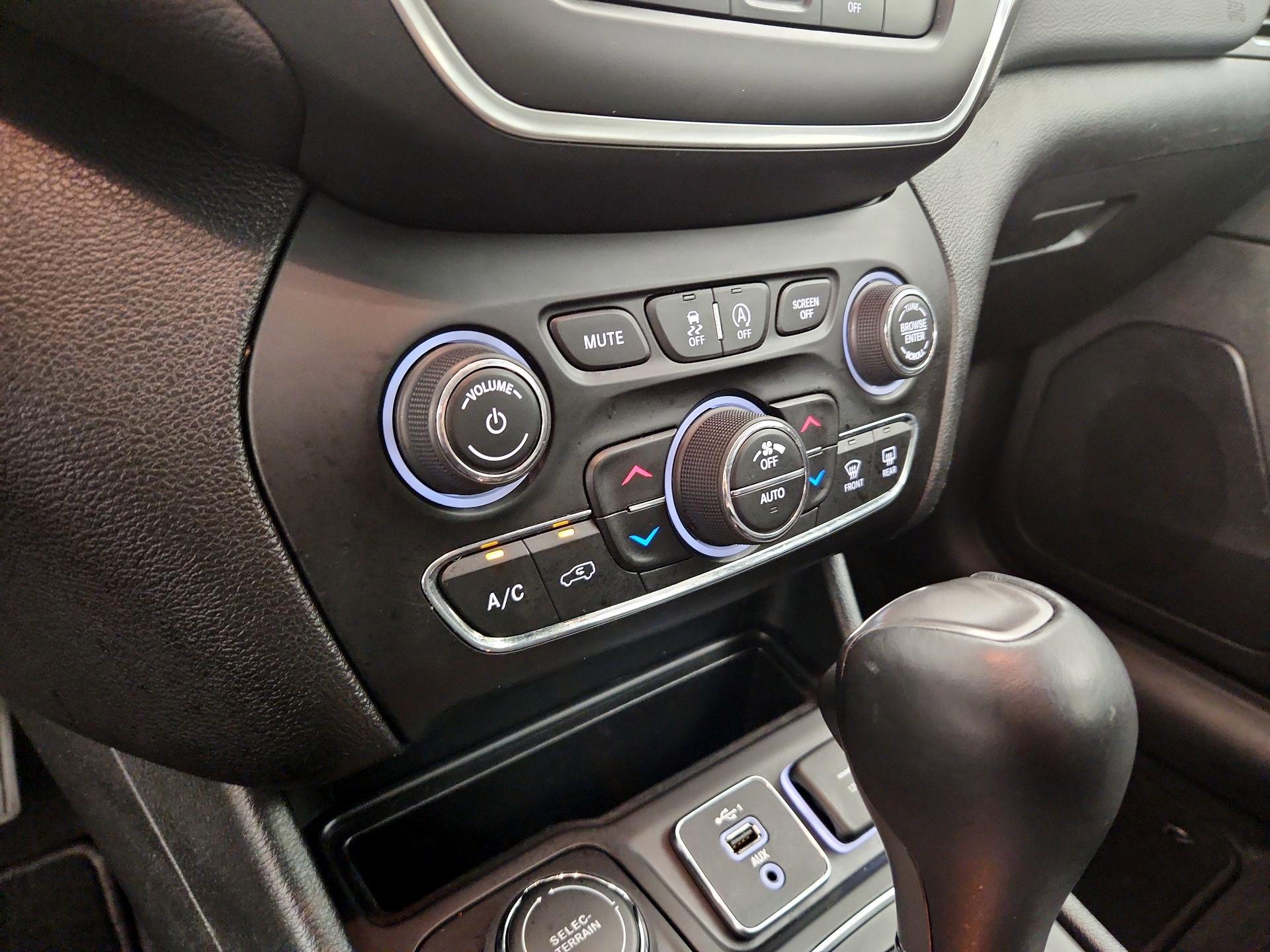 Thumbnail: 2022 Jeep Cherokee - 16