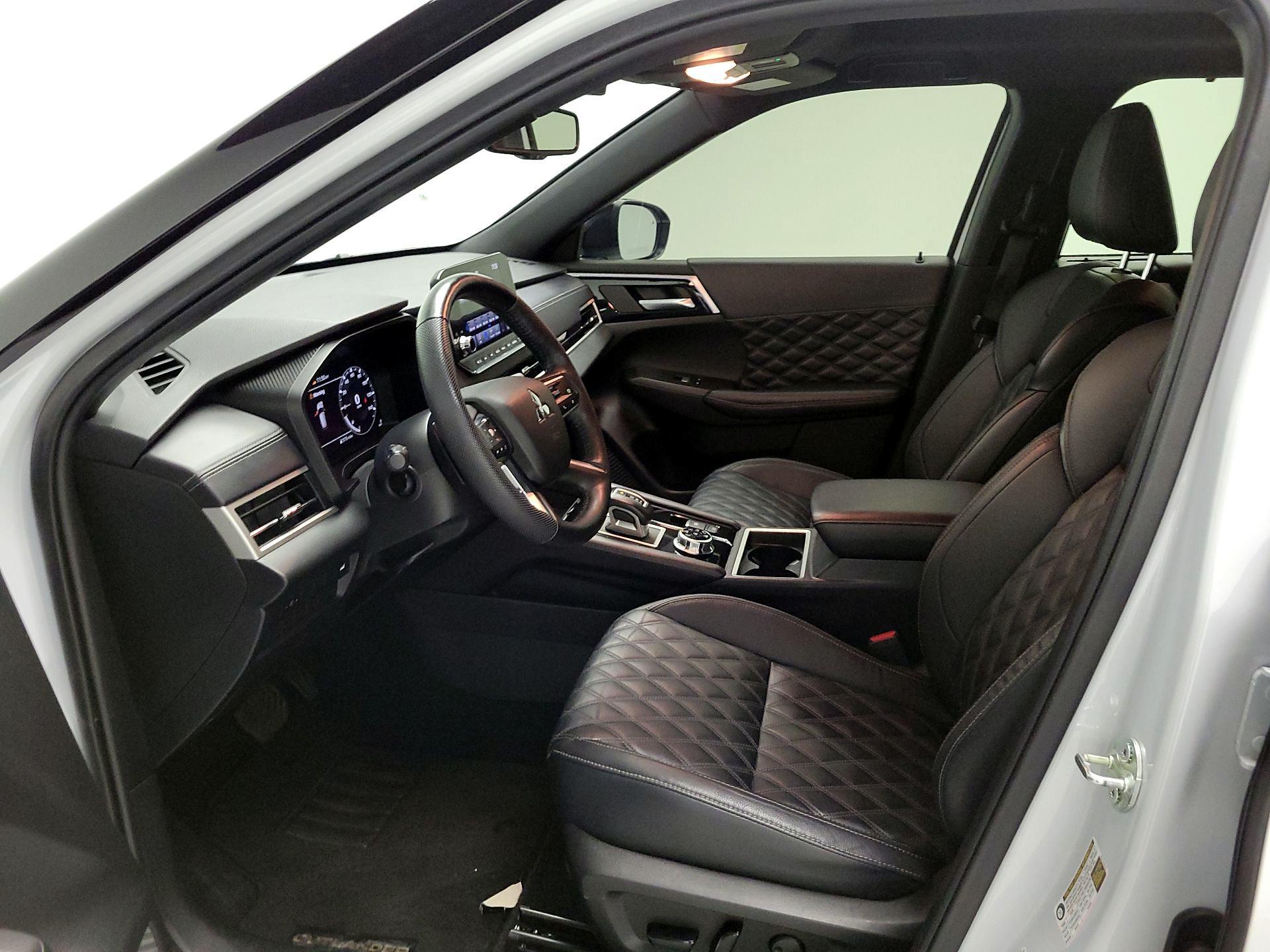 Thumbnail: 2023 Mitsubishi Outlander - 11