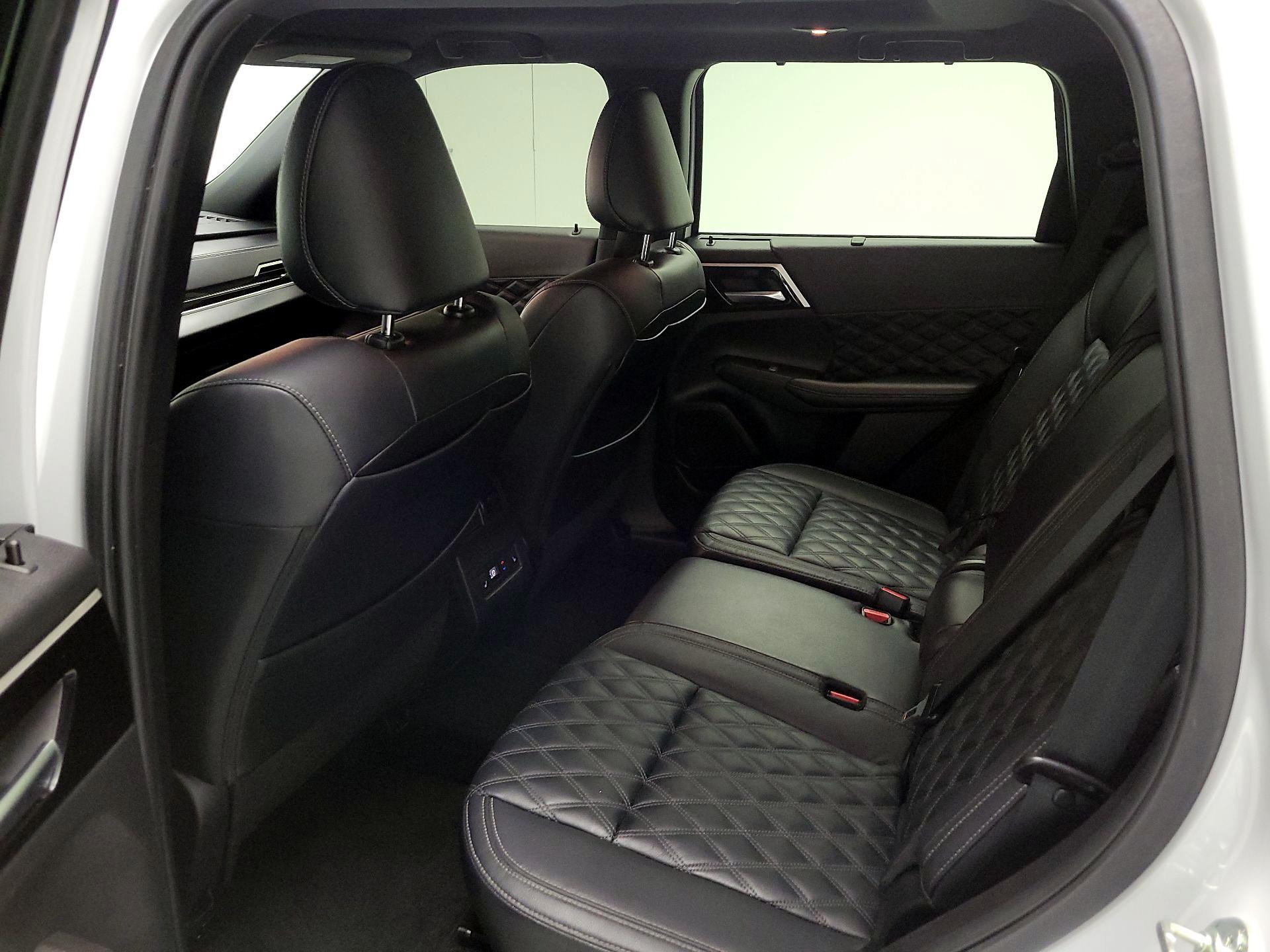 Thumbnail: 2023 Mitsubishi Outlander - 17