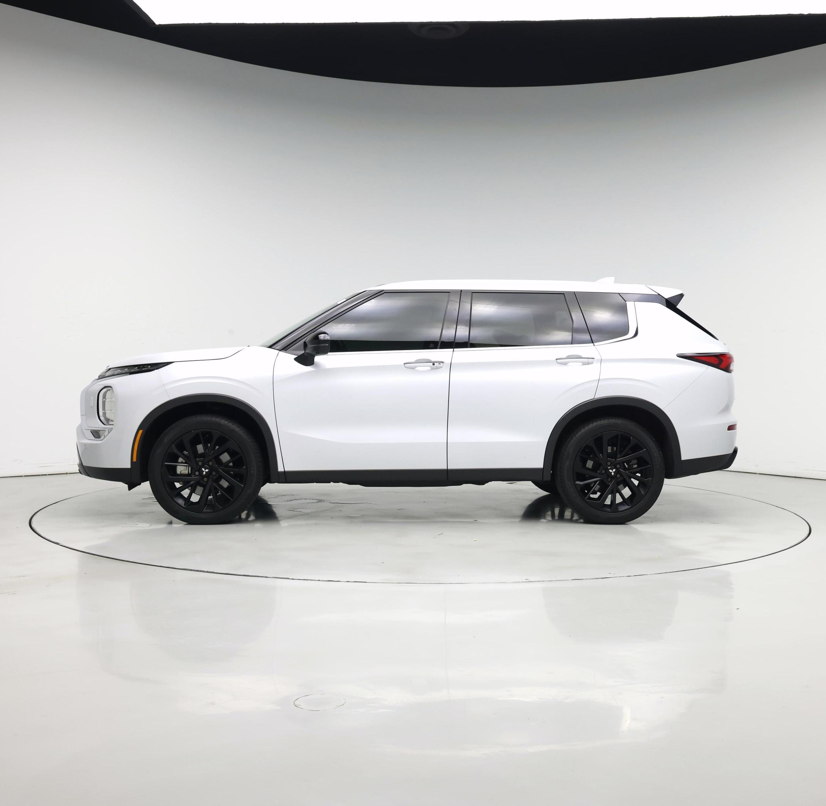 Thumbnail: 2023 Mitsubishi Outlander - 3