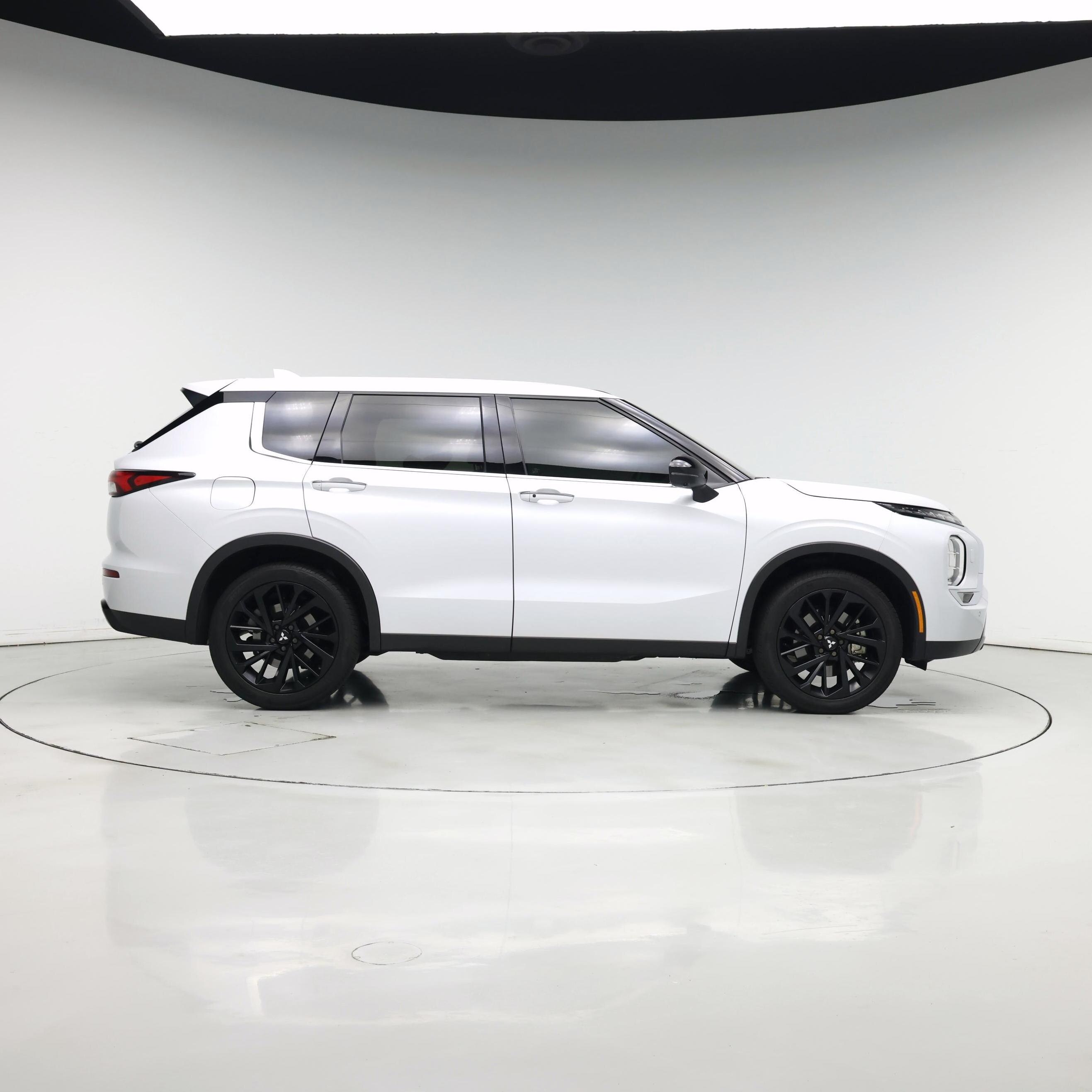Thumbnail: 2023 Mitsubishi Outlander - 7